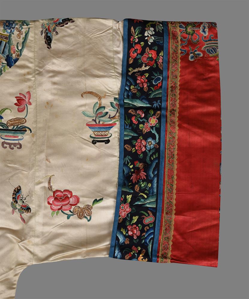 A Chinese satin silk ladies robe - Image 4 of 7