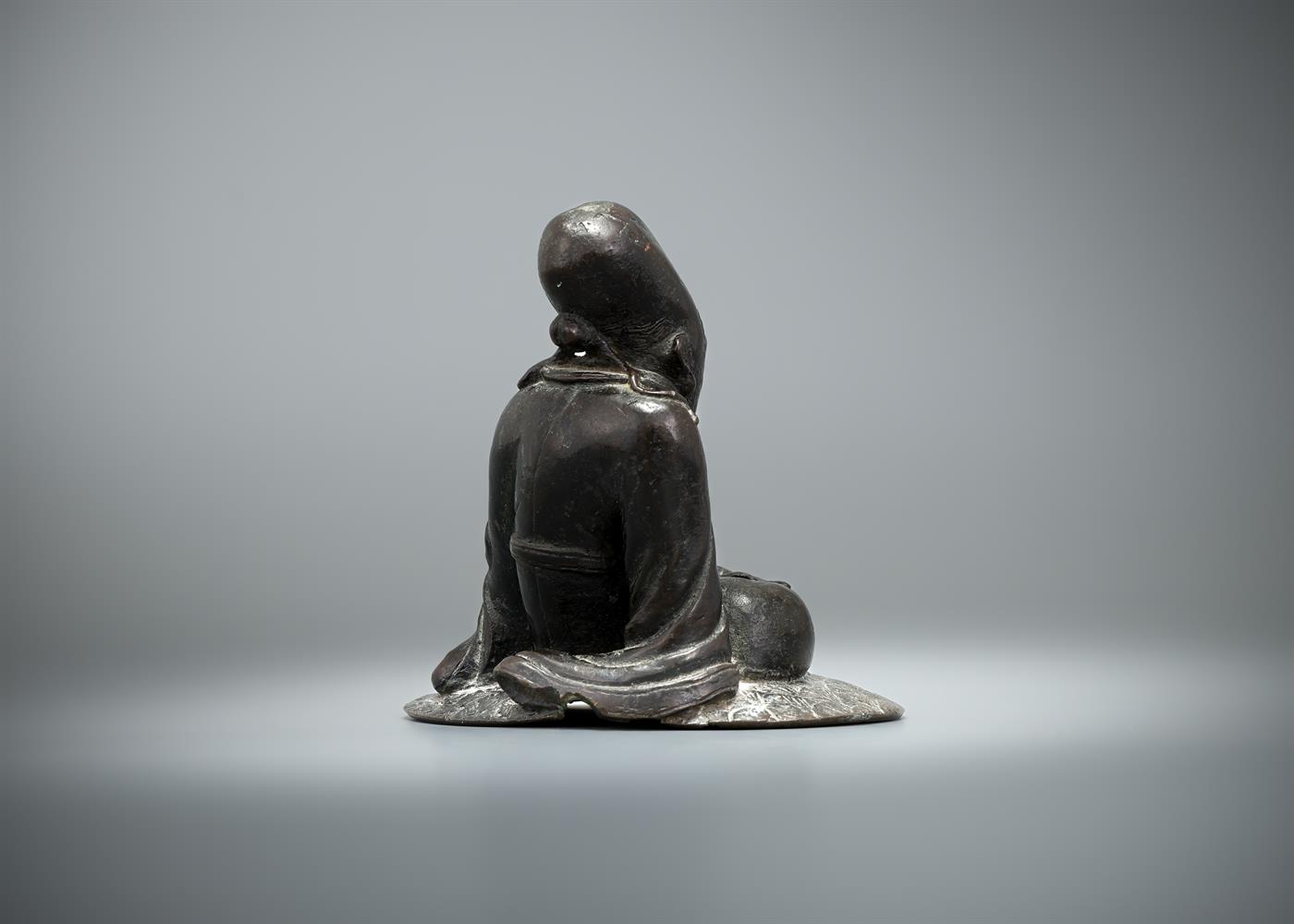 A Chinese bronze figure of shoulao - Bild 4 aus 4