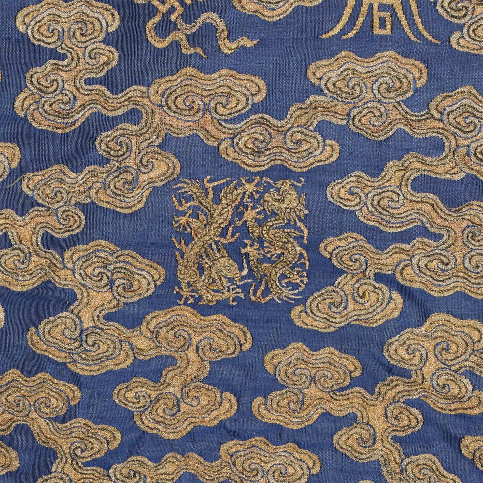 A rare Imperial 'twelve symbol' blue silk dragon robe - Bild 22 aus 37