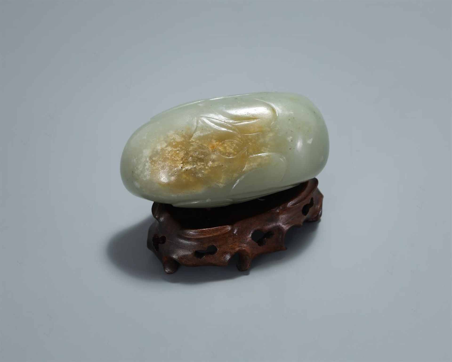 A Chinese celadon jade model of a goose - Bild 3 aus 3