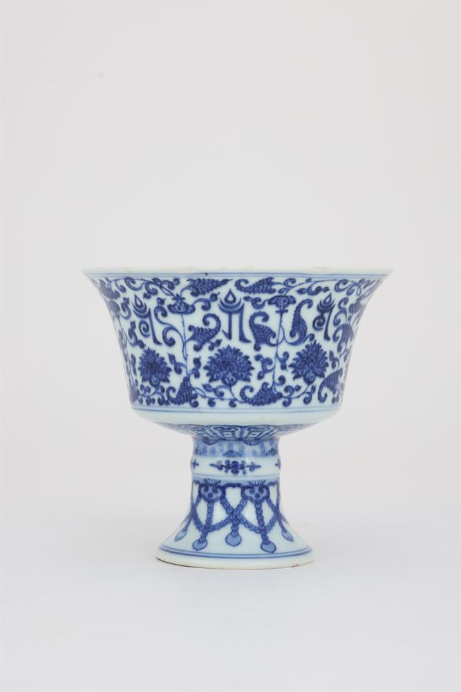 A Chinese blue and white stem cup - Image 4 of 8