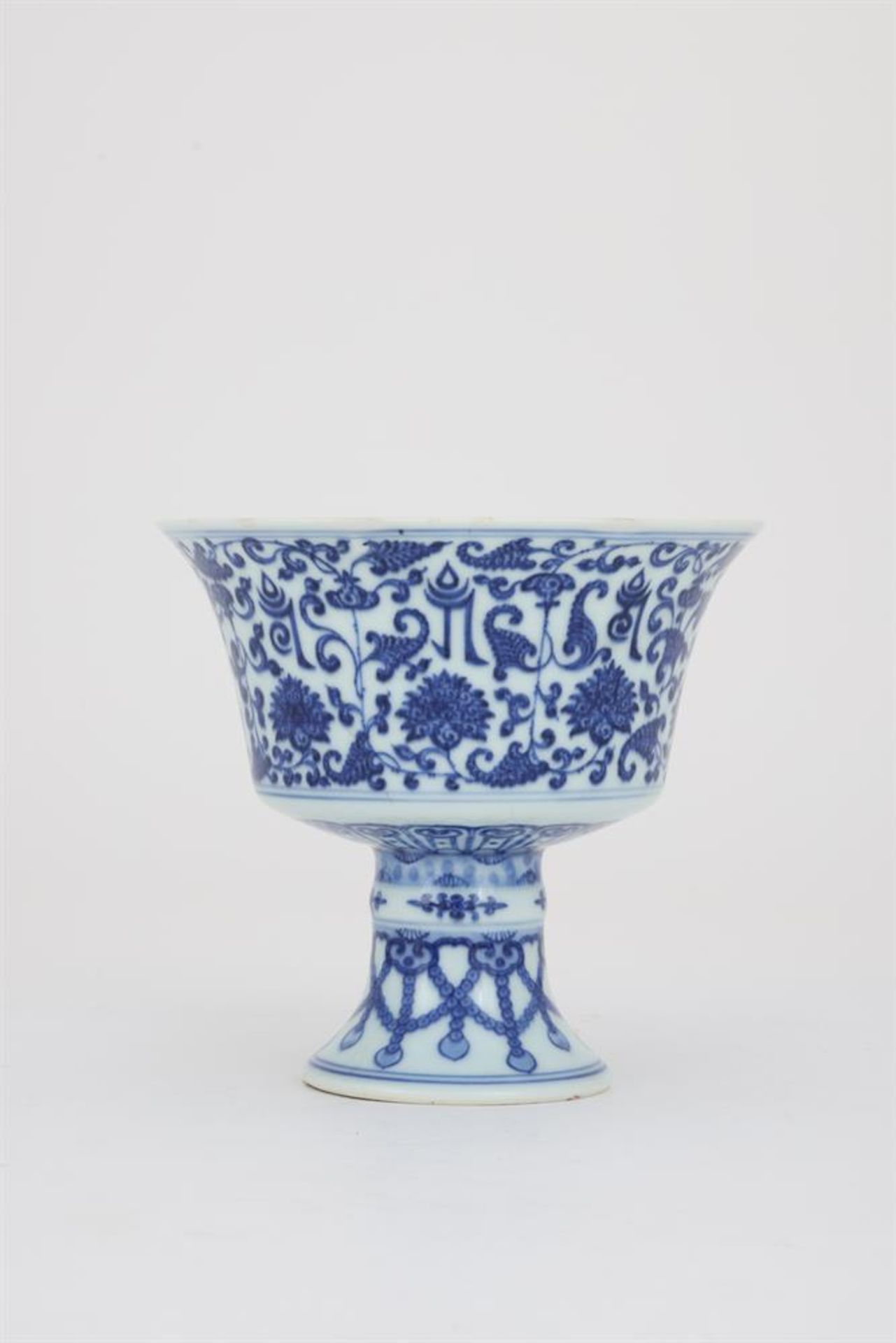 A Chinese blue and white stem cup - Bild 4 aus 8