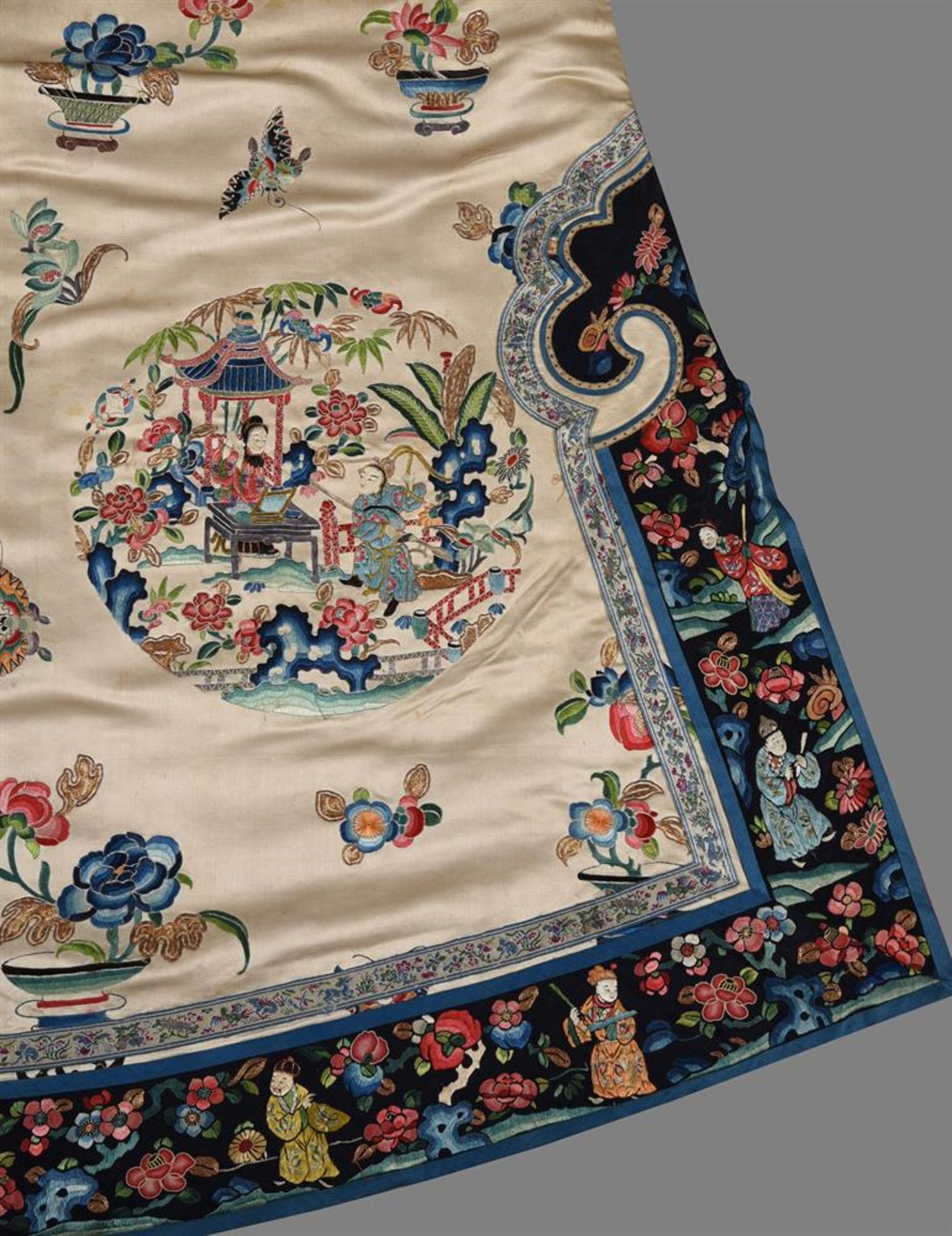 A Chinese satin silk ladies robe - Bild 3 aus 7