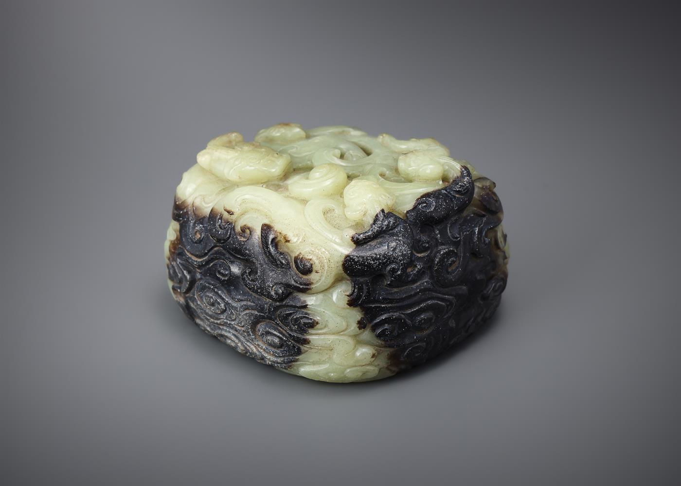 A Chinese celadon and black jade 'Dragon' paper weight - Bild 2 aus 3