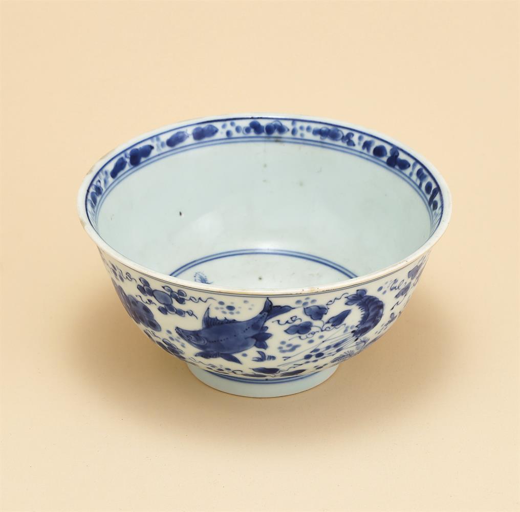 A Chinese blue and white 'Fish' Bowl - Image 2 of 5
