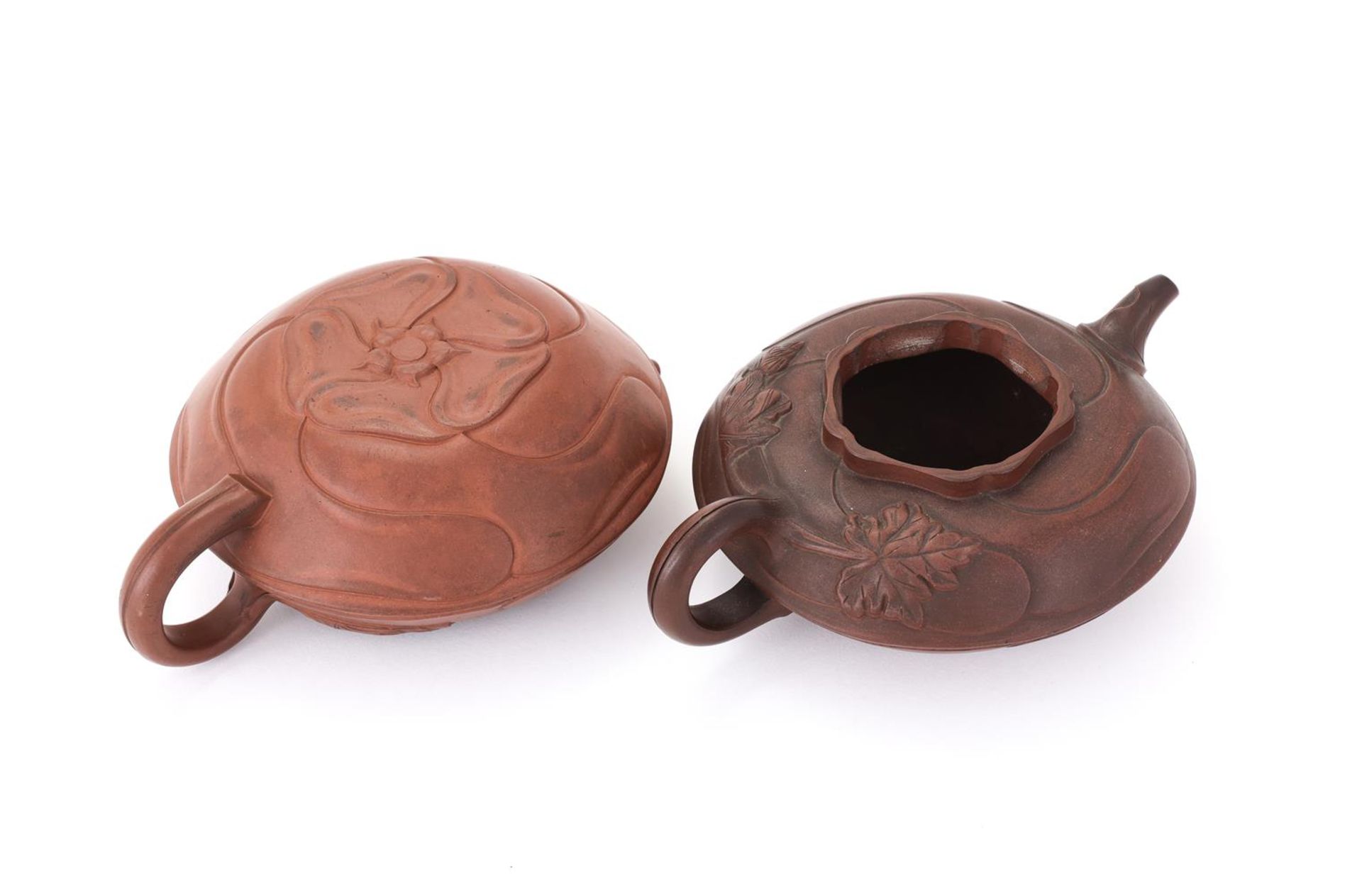 A pair of Yixing lobed teapots - Bild 2 aus 2