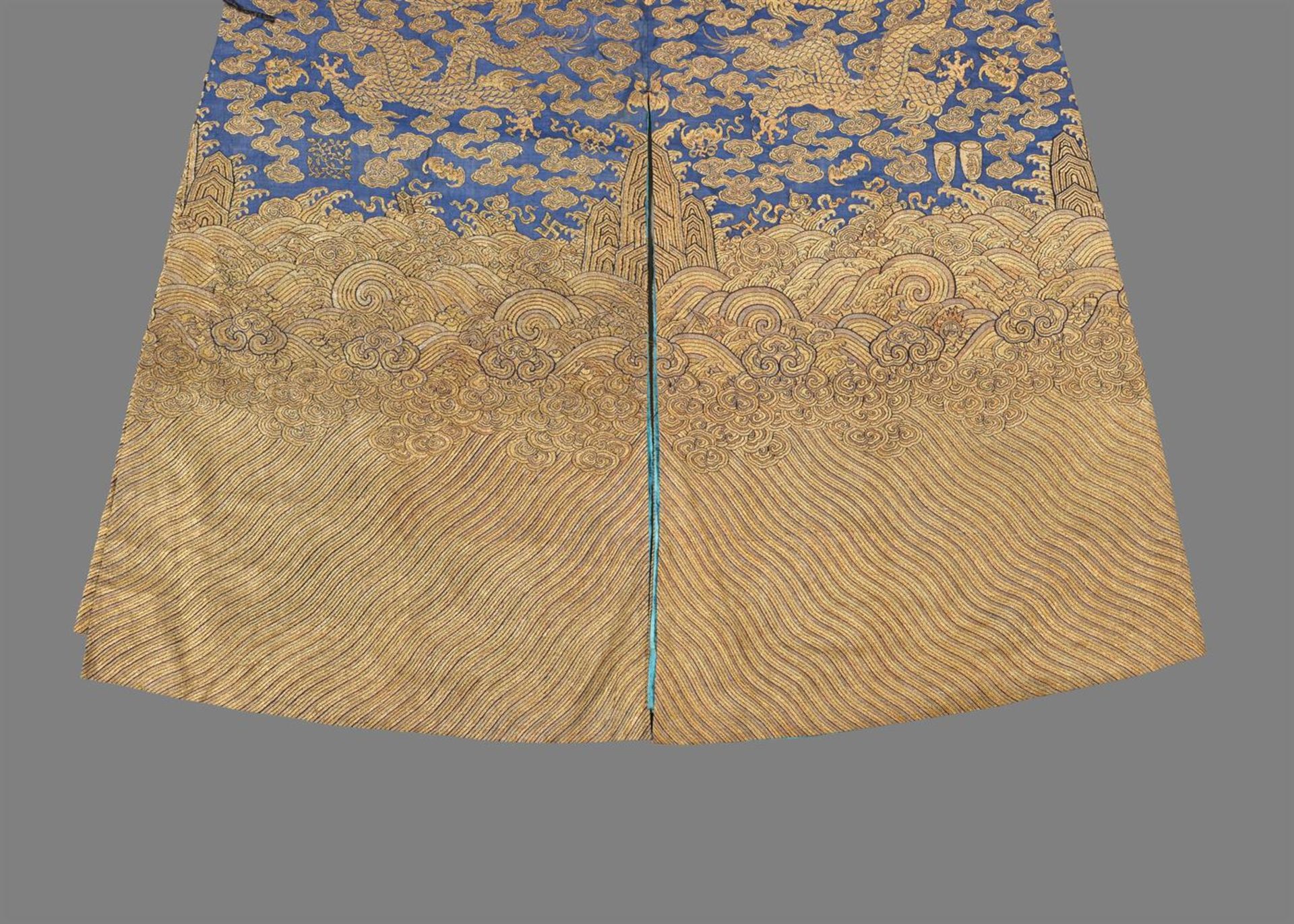 A rare Imperial 'twelve symbol' blue silk dragon robe - Bild 29 aus 37