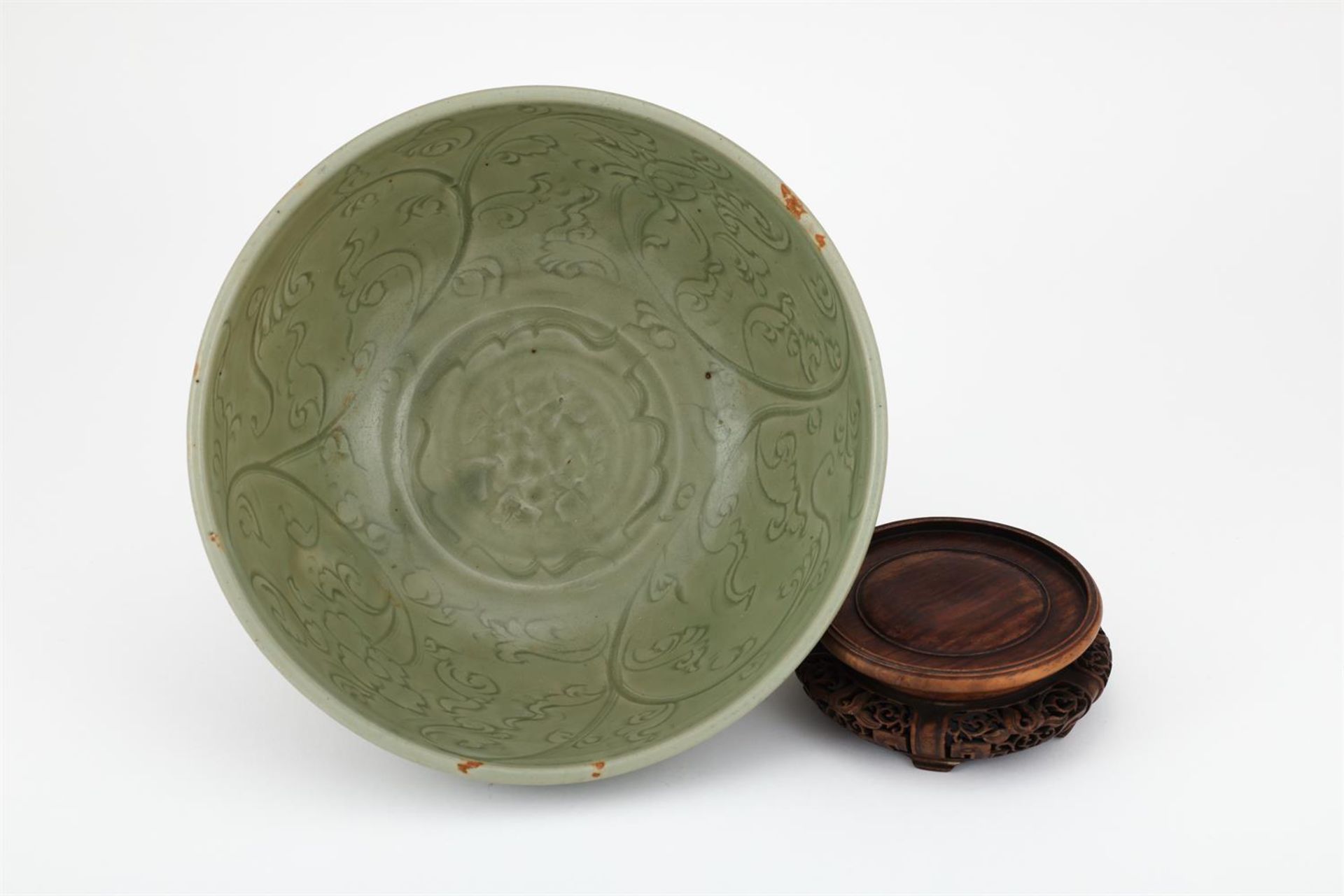 A good Chinese 'longquan' celadon bowl - Bild 4 aus 5