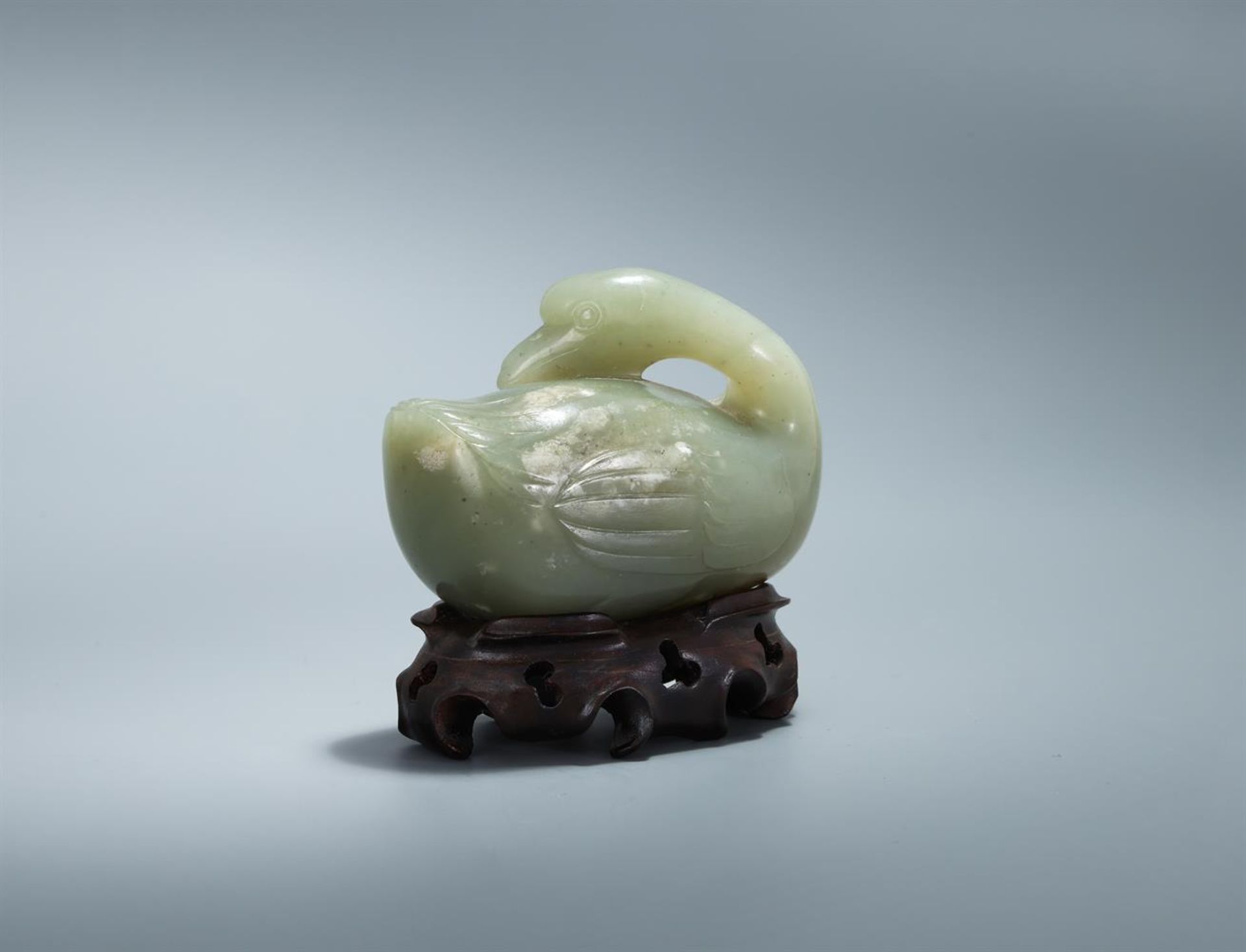 A Chinese celadon jade model of a goose - Bild 2 aus 3
