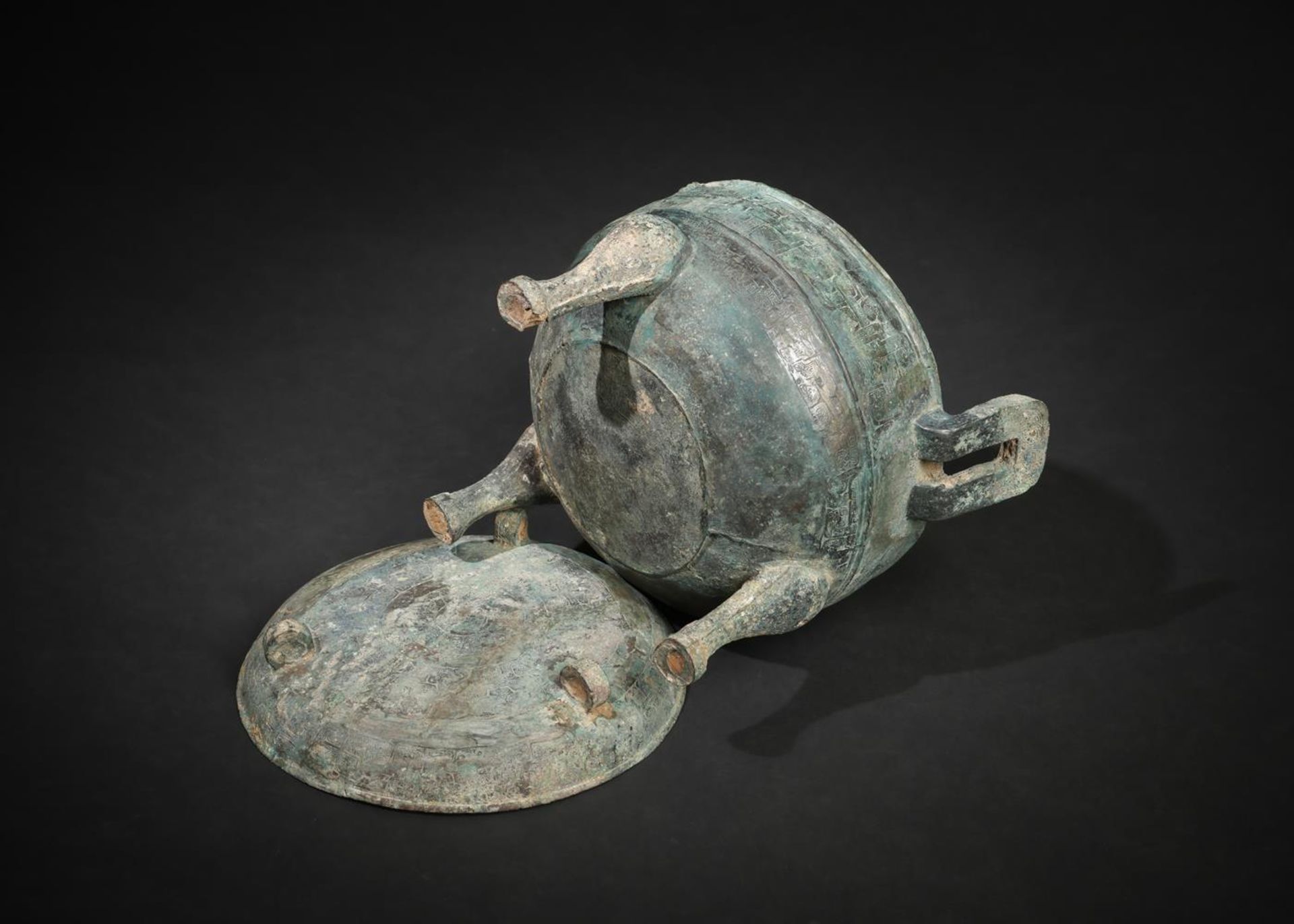 A large Chinese archaic bronze ritual food vessel and cover - Image 6 of 6