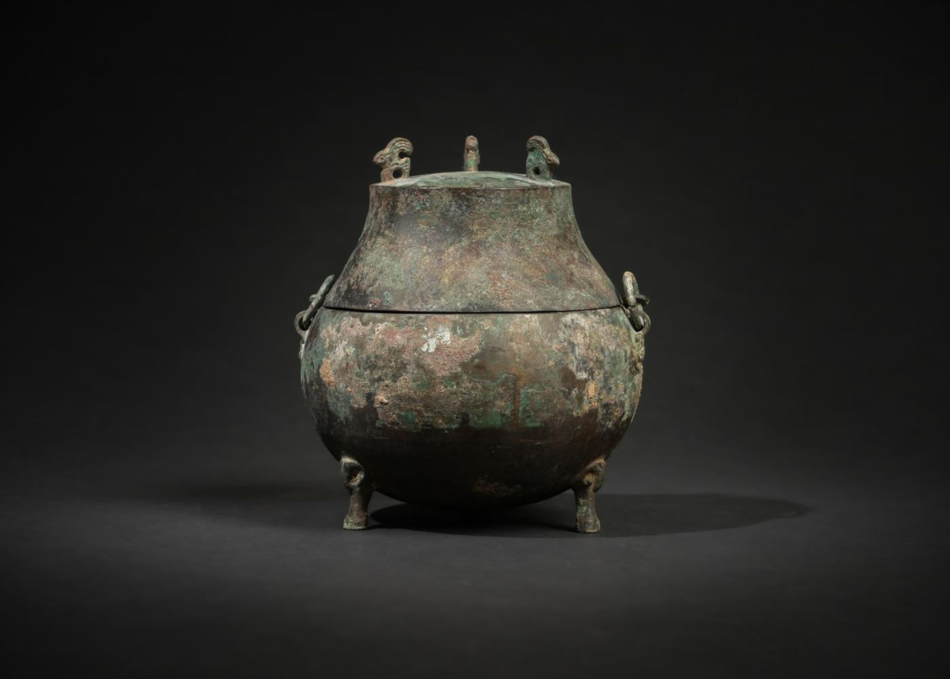 A Chinese archaic bronze wine vessel - Bild 3 aus 7