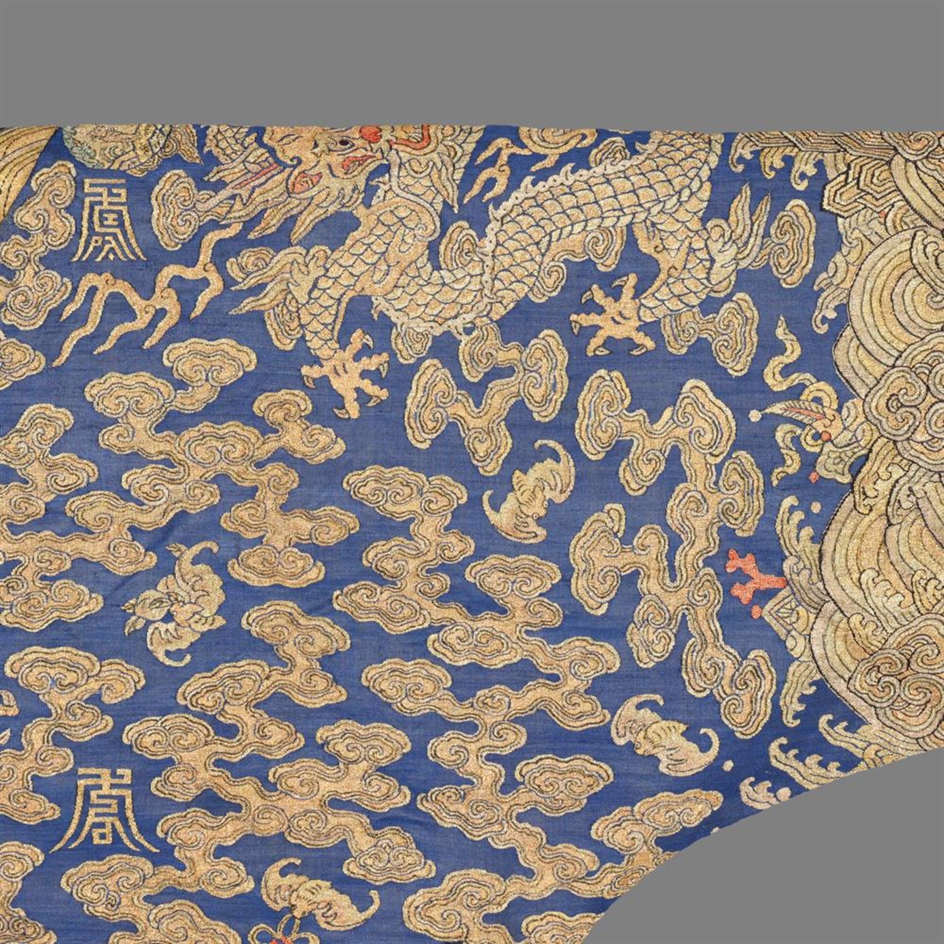 A rare Imperial 'twelve symbol' blue silk dragon robe - Bild 25 aus 37