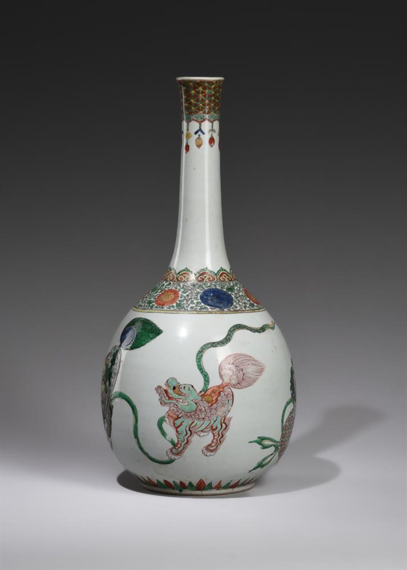 A large Chinese Famille Verte 'Buddhist lions' bottle vase - Bild 4 aus 6