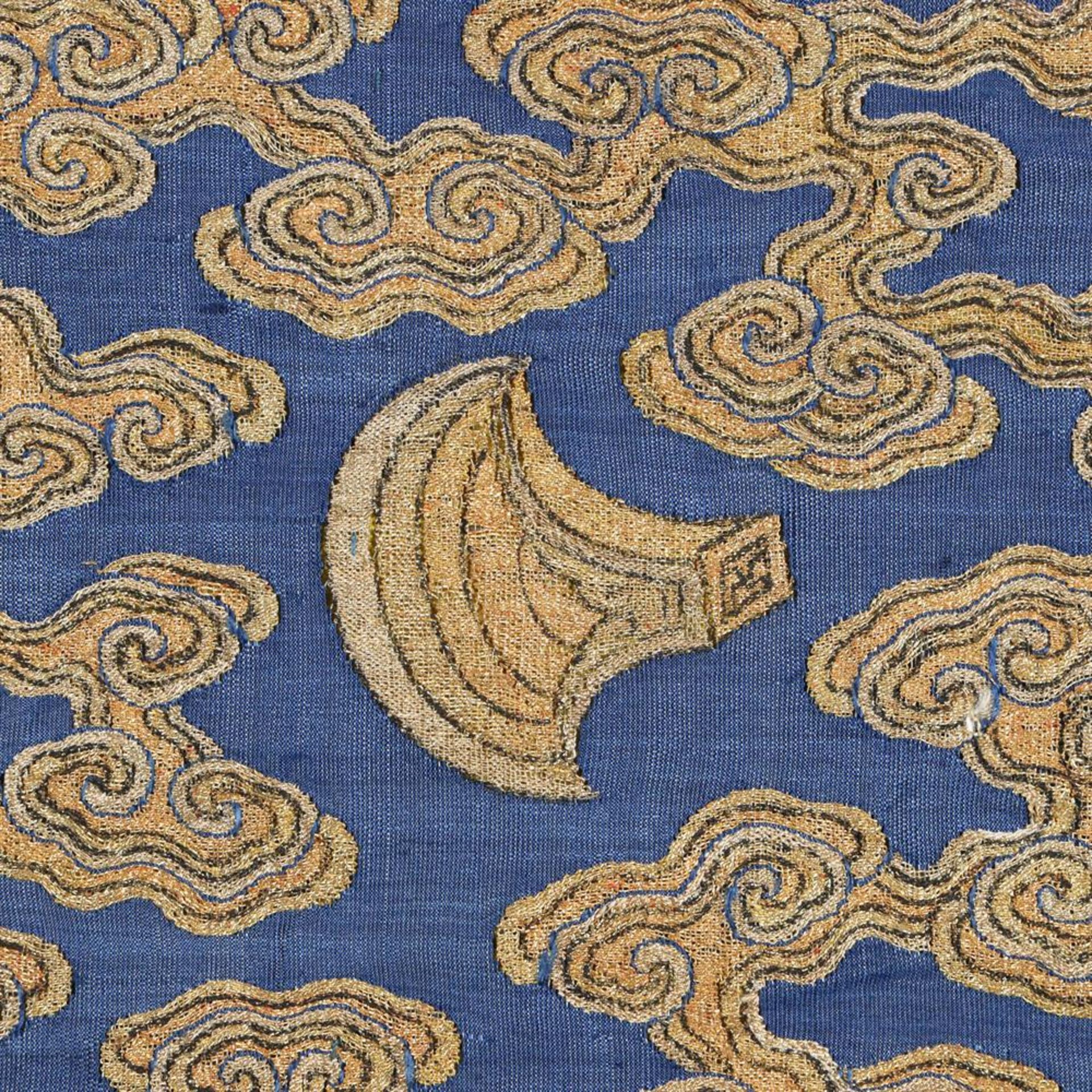 A rare Imperial 'twelve symbol' blue silk dragon robe - Bild 14 aus 37