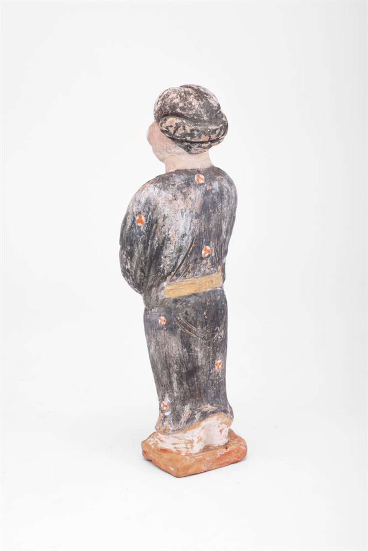 A Chinese painted pottery figure of an attendant - Bild 3 aus 3