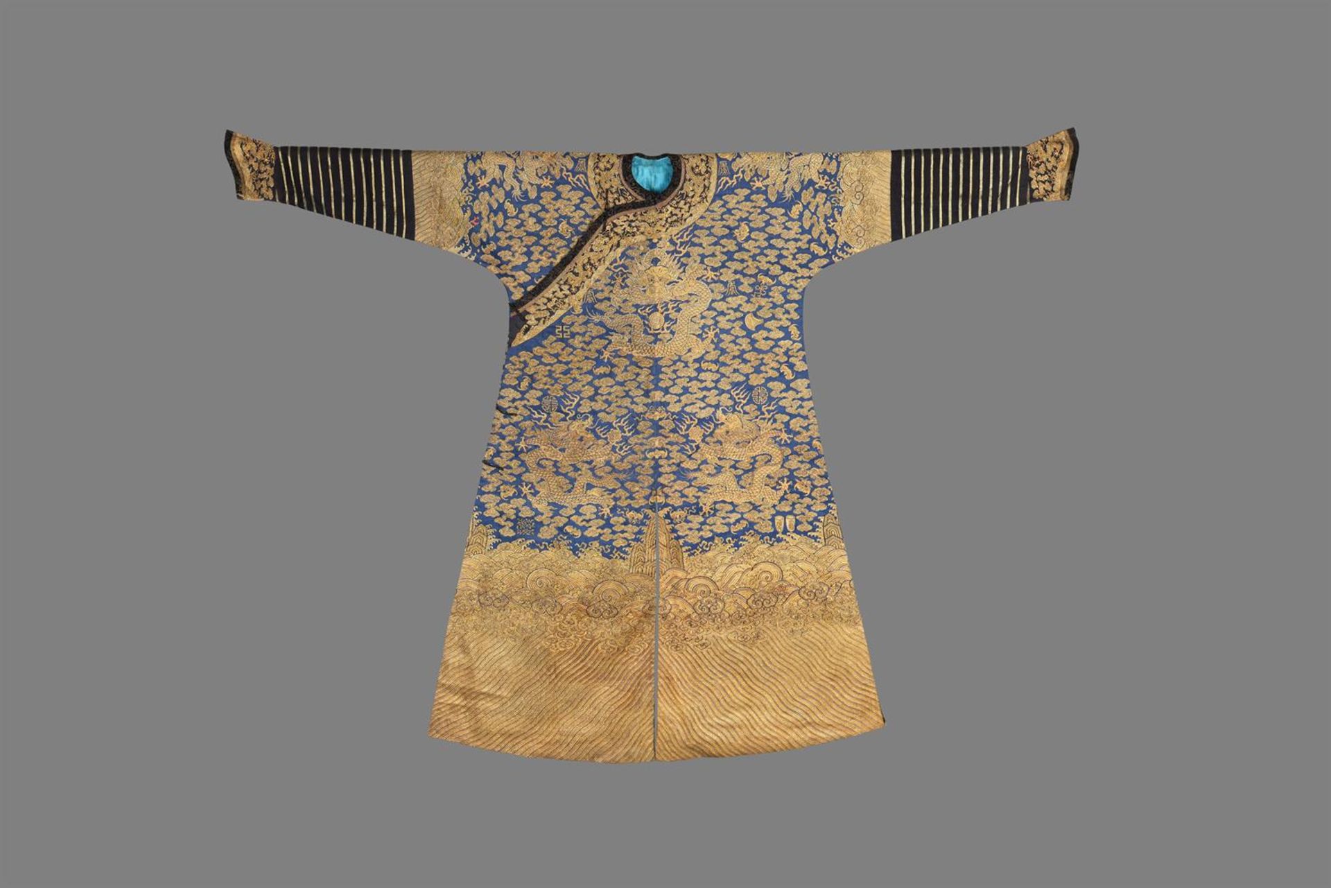 A rare Imperial 'twelve symbol' blue silk dragon robe - Bild 2 aus 37
