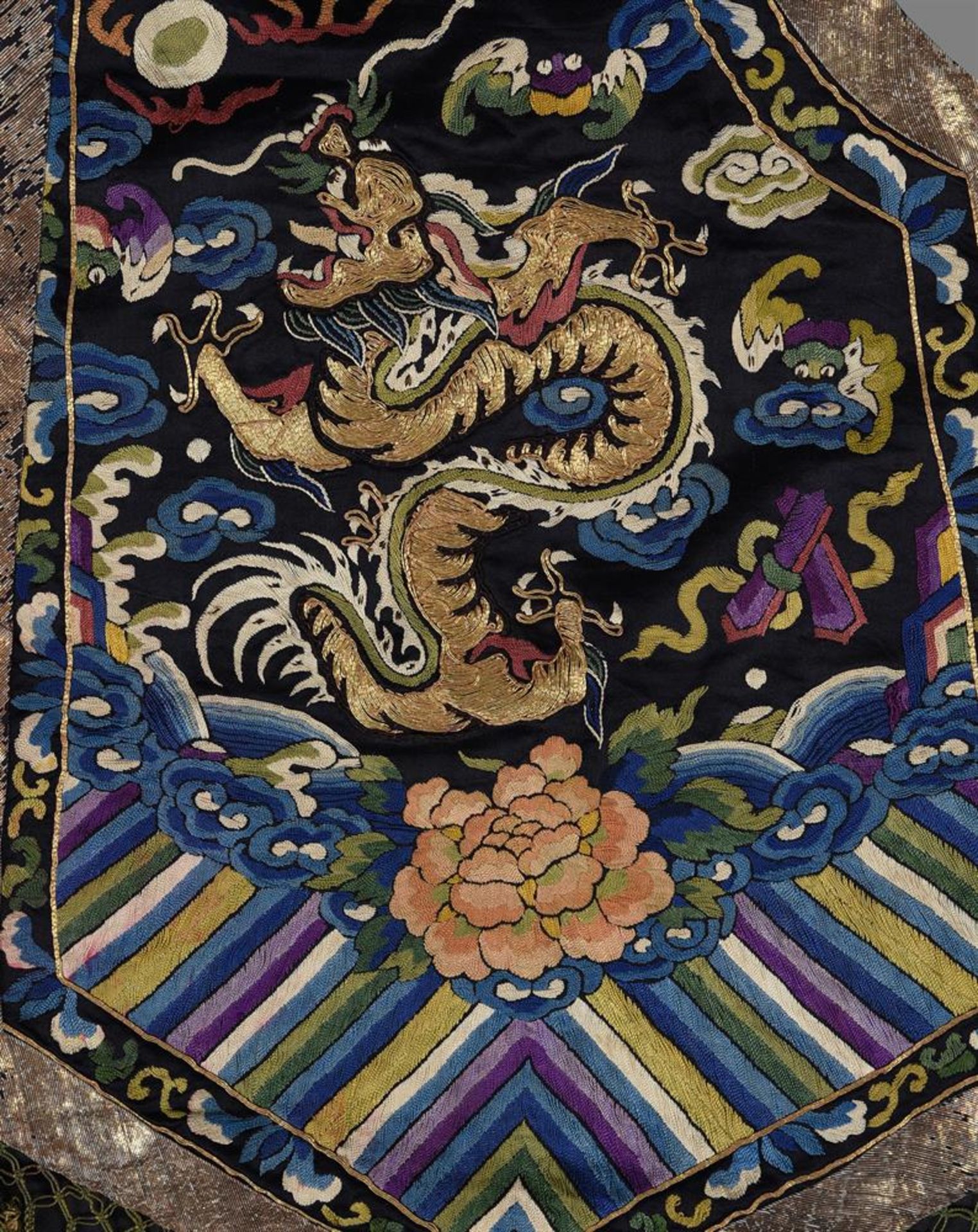A Chinese Han Women's embroidered silk vest - Bild 3 aus 4