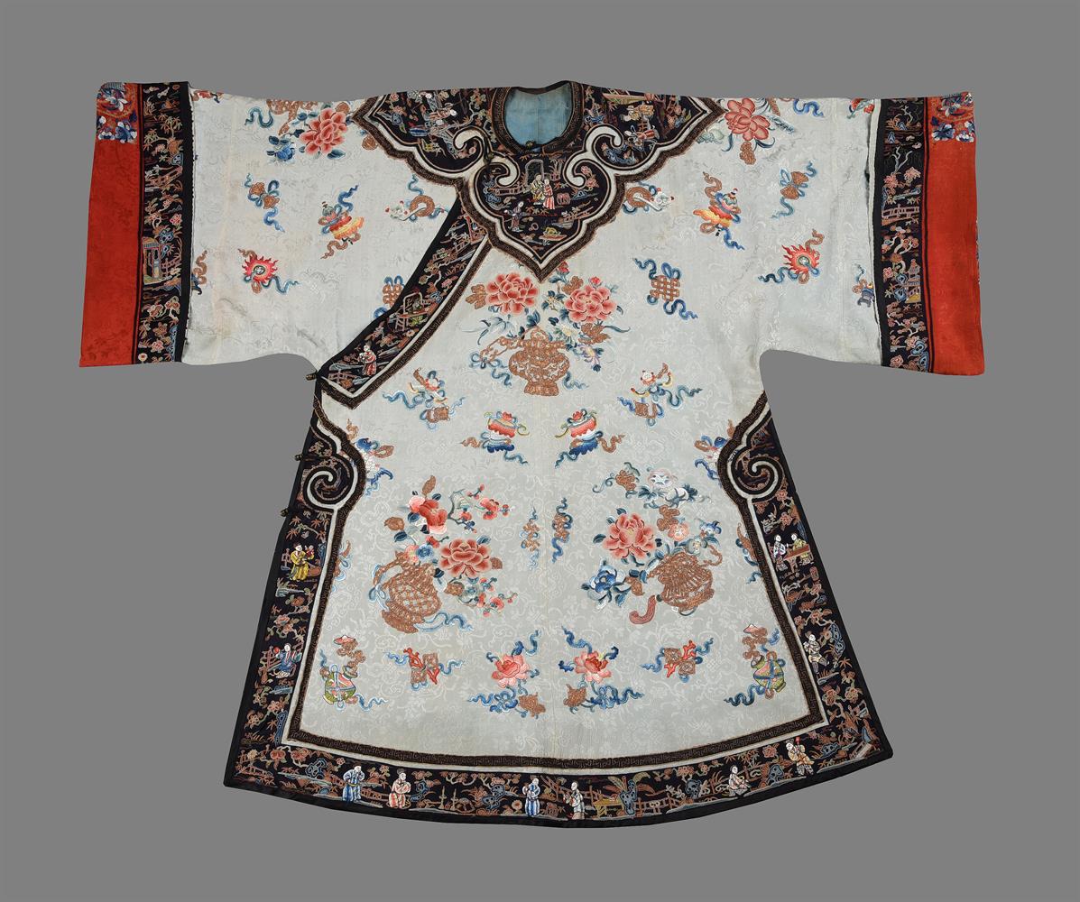 A Han Chinese three-quarter length ladies robe