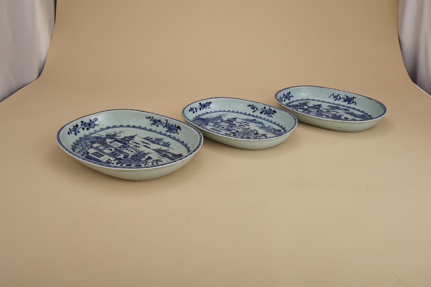 A pair of Chinese blue and white oval dishes - Image 3 of 3