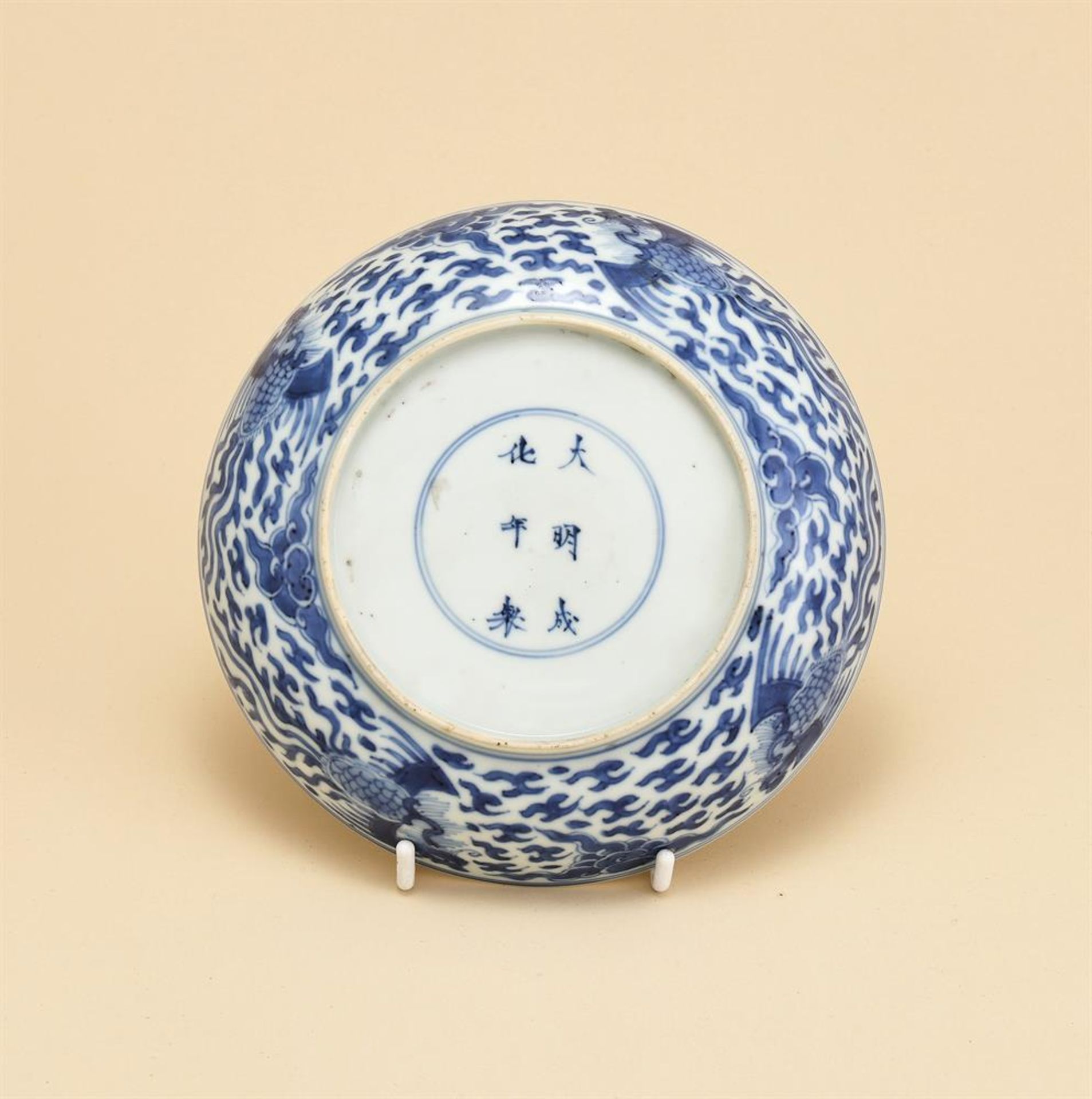 A Chinese blue and white 'Phoenix' dish - Bild 3 aus 4