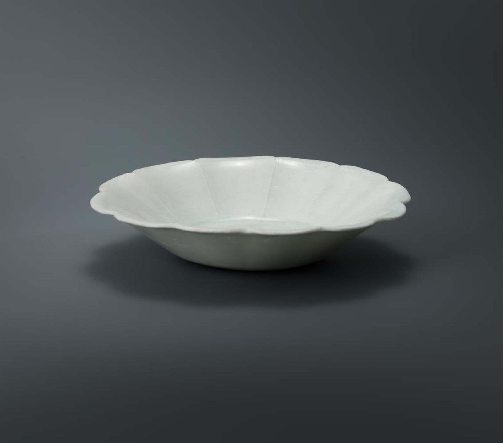 A Chinese Qingbai lobed saucer - Bild 2 aus 3