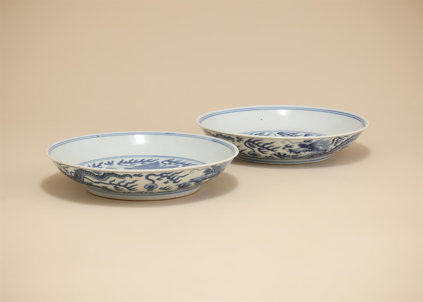 Two similar Chinese blue and white 'dragon' dishes - Image 5 of 7