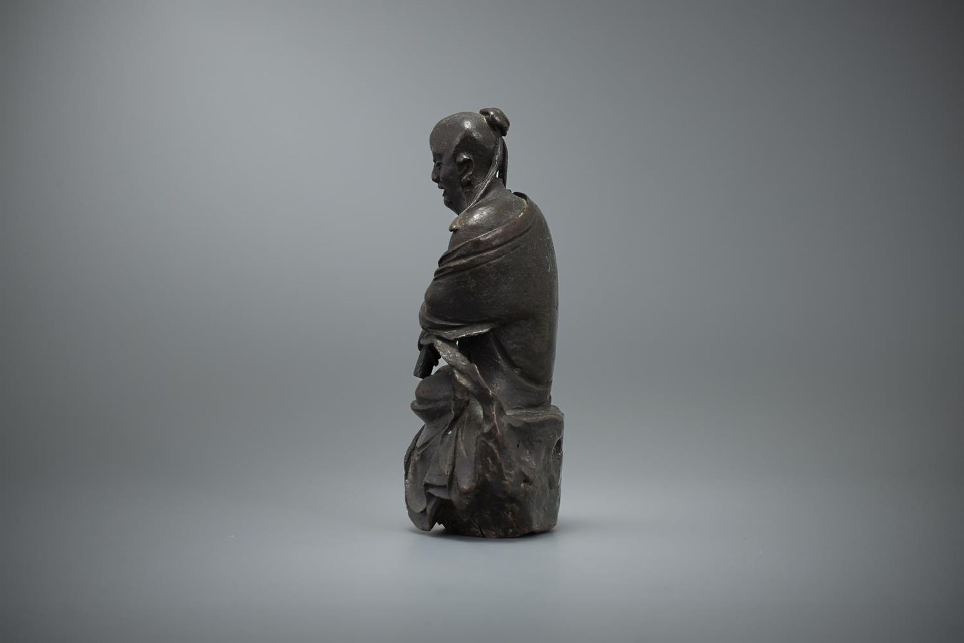 A Chinese bronze figure of Lao Zi - Bild 3 aus 3