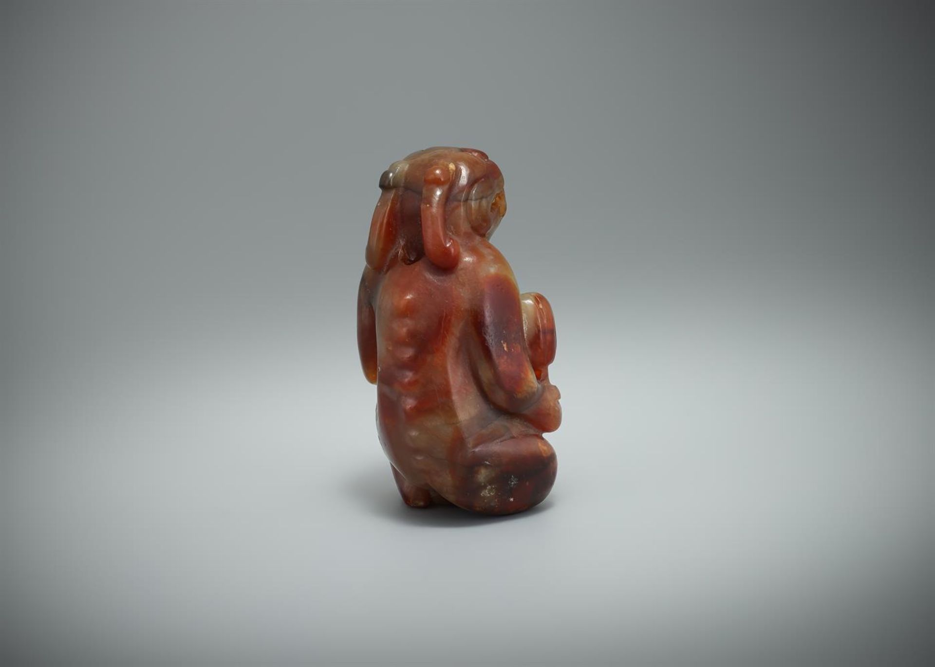 A Chinese mottled jade model of a seated mythical beast - Bild 2 aus 2