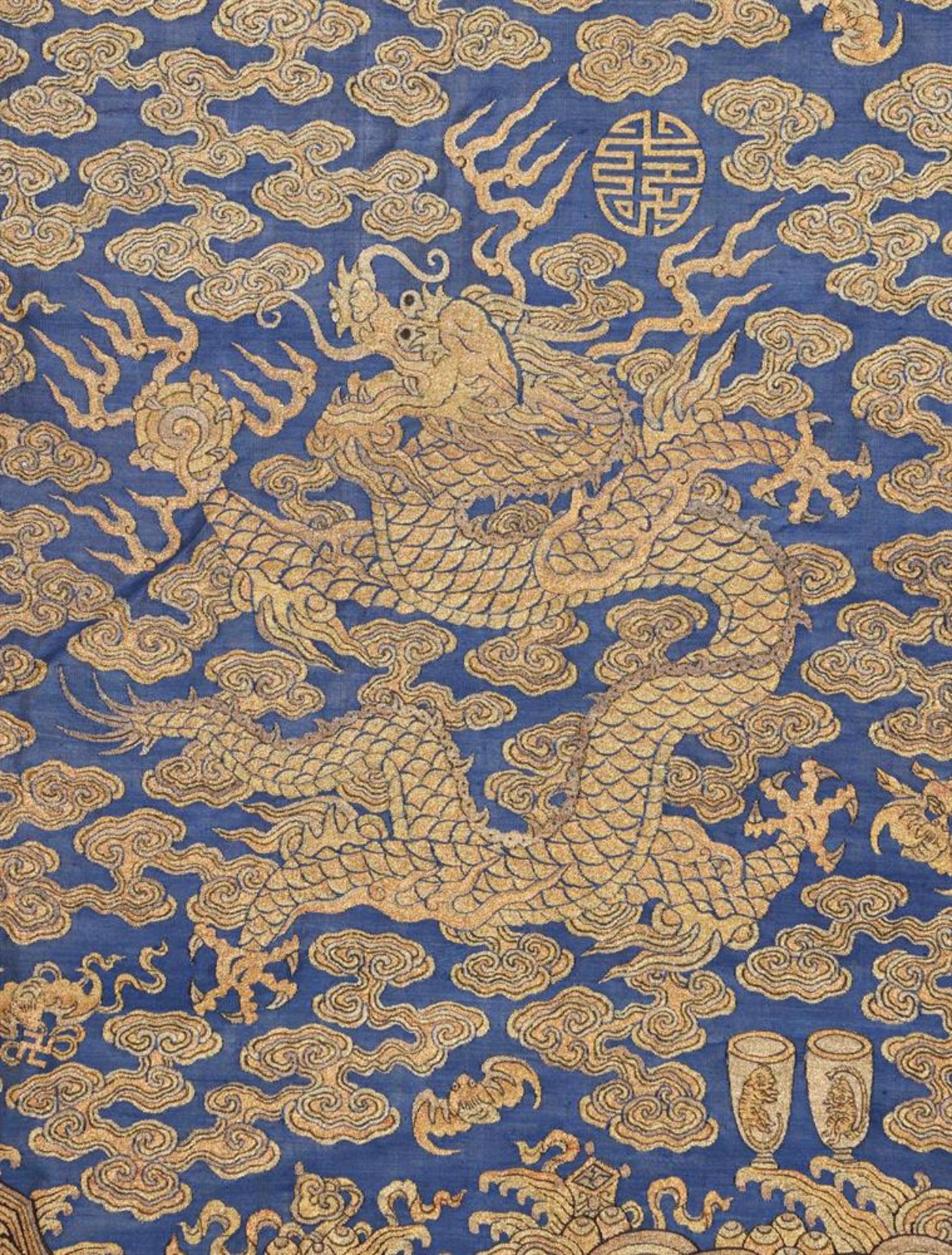 A rare Imperial 'twelve symbol' blue silk dragon robe - Bild 17 aus 37
