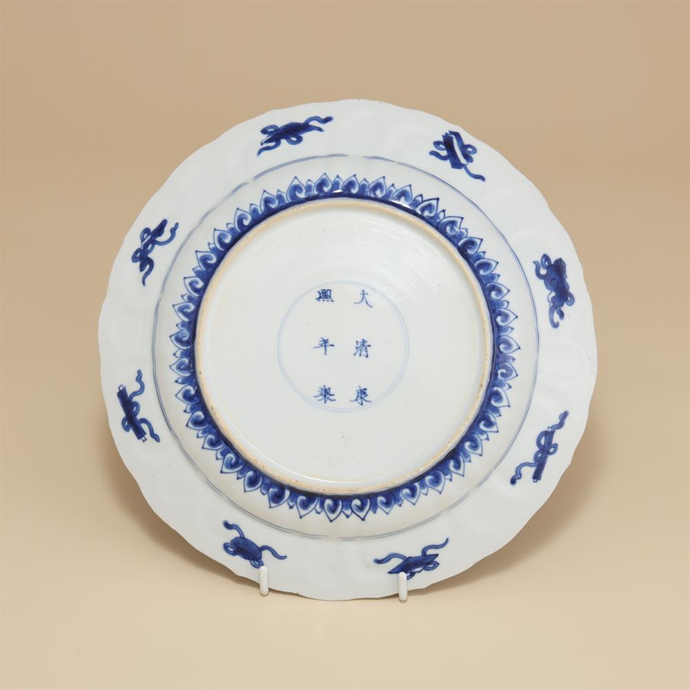 A Chinese blue and white lobed plate - Bild 2 aus 3