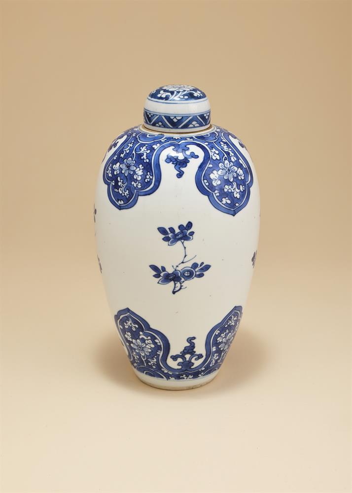 A Chinese blue and white jar and cover - Bild 2 aus 4