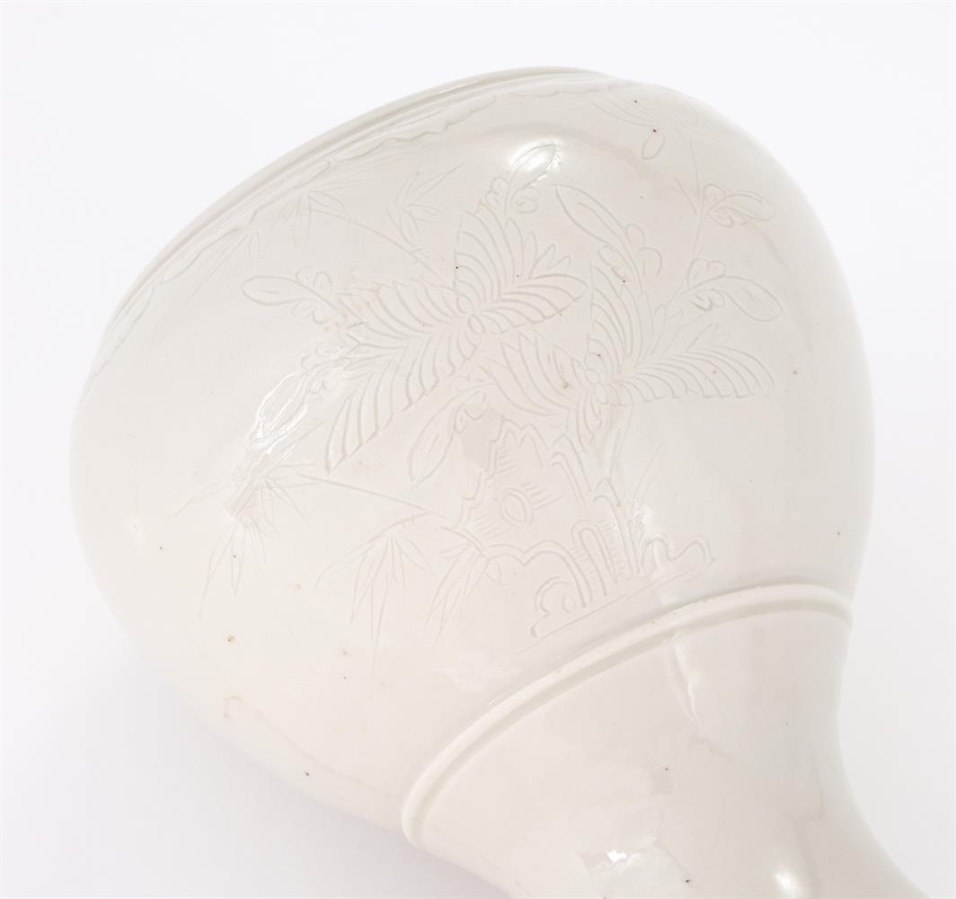 A Dehua incised vase - Image 4 of 4