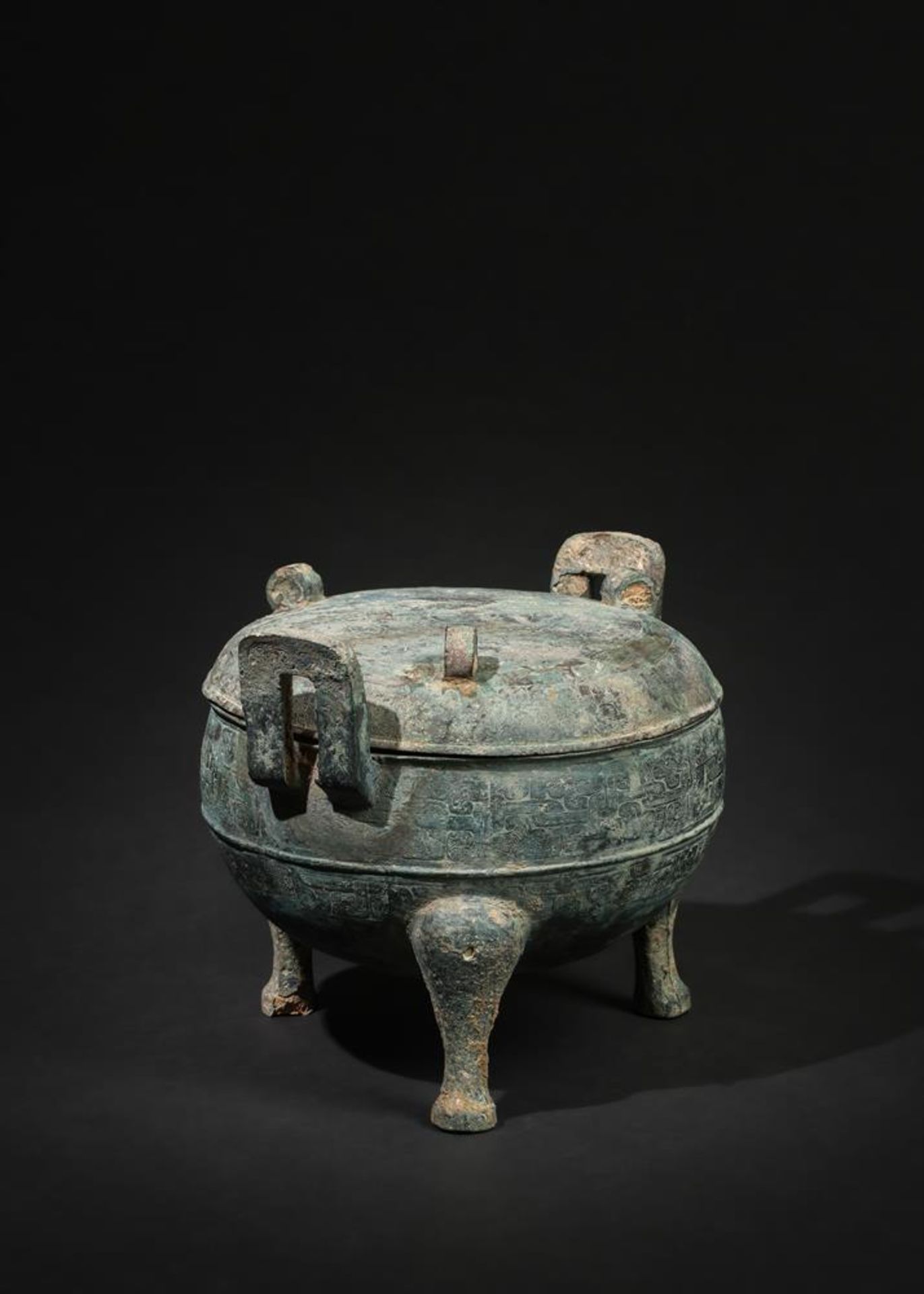 A large Chinese archaic bronze ritual food vessel and cover - Image 2 of 6
