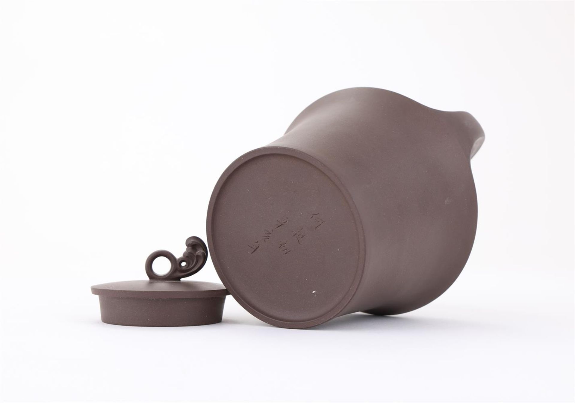 A Chinese Yixing teapot - Bild 3 aus 3