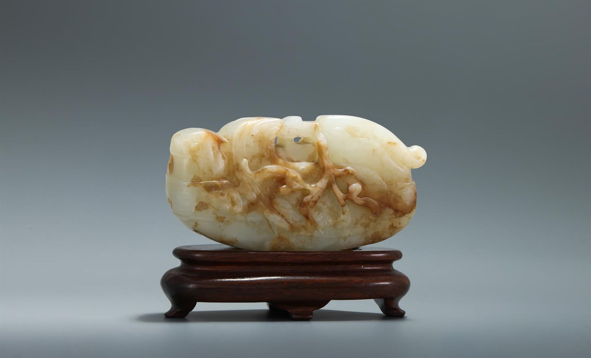 A Chinese white and russet jade model of a mandarin duck - Bild 2 aus 4