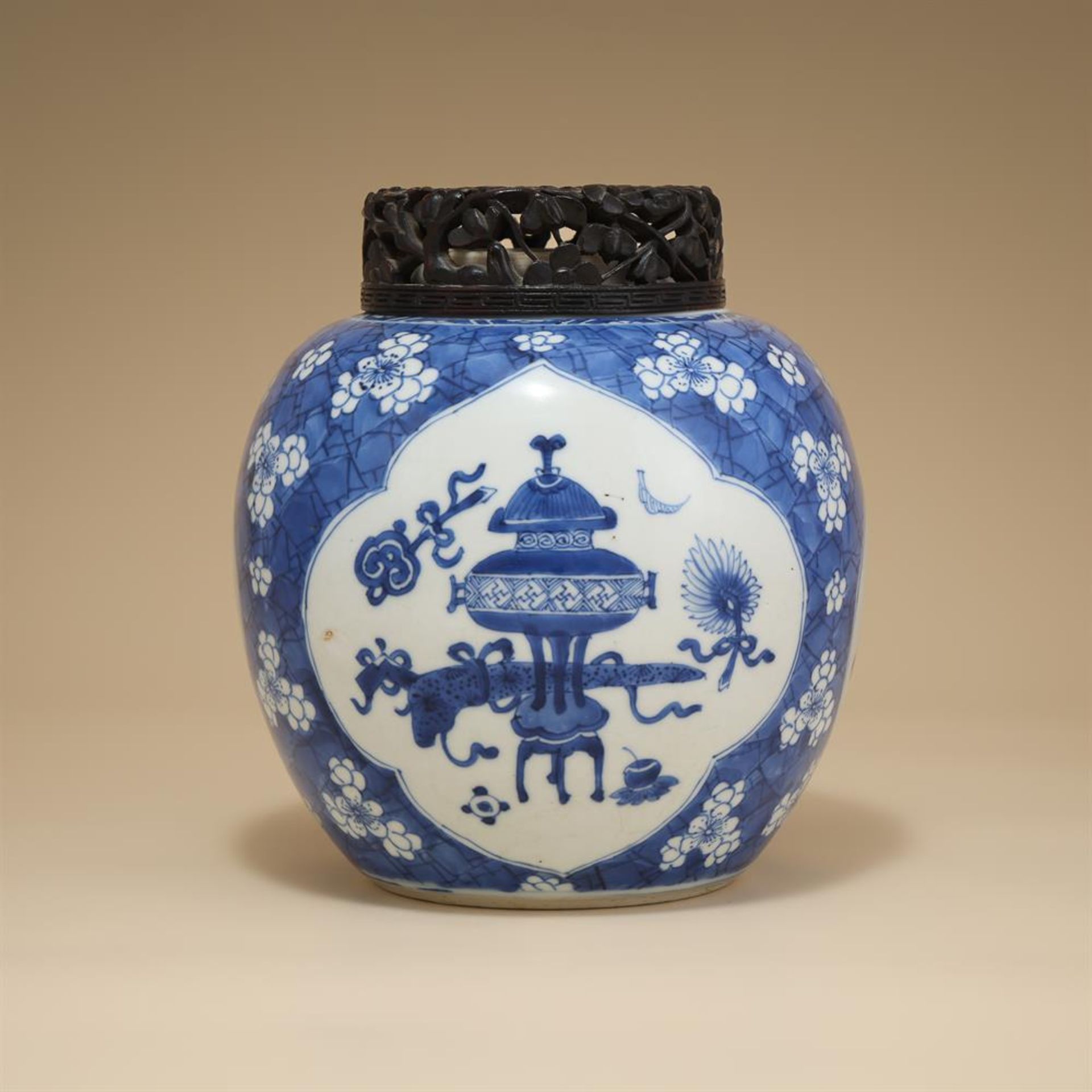 A Chinese blue and white ginger jar - Bild 3 aus 5