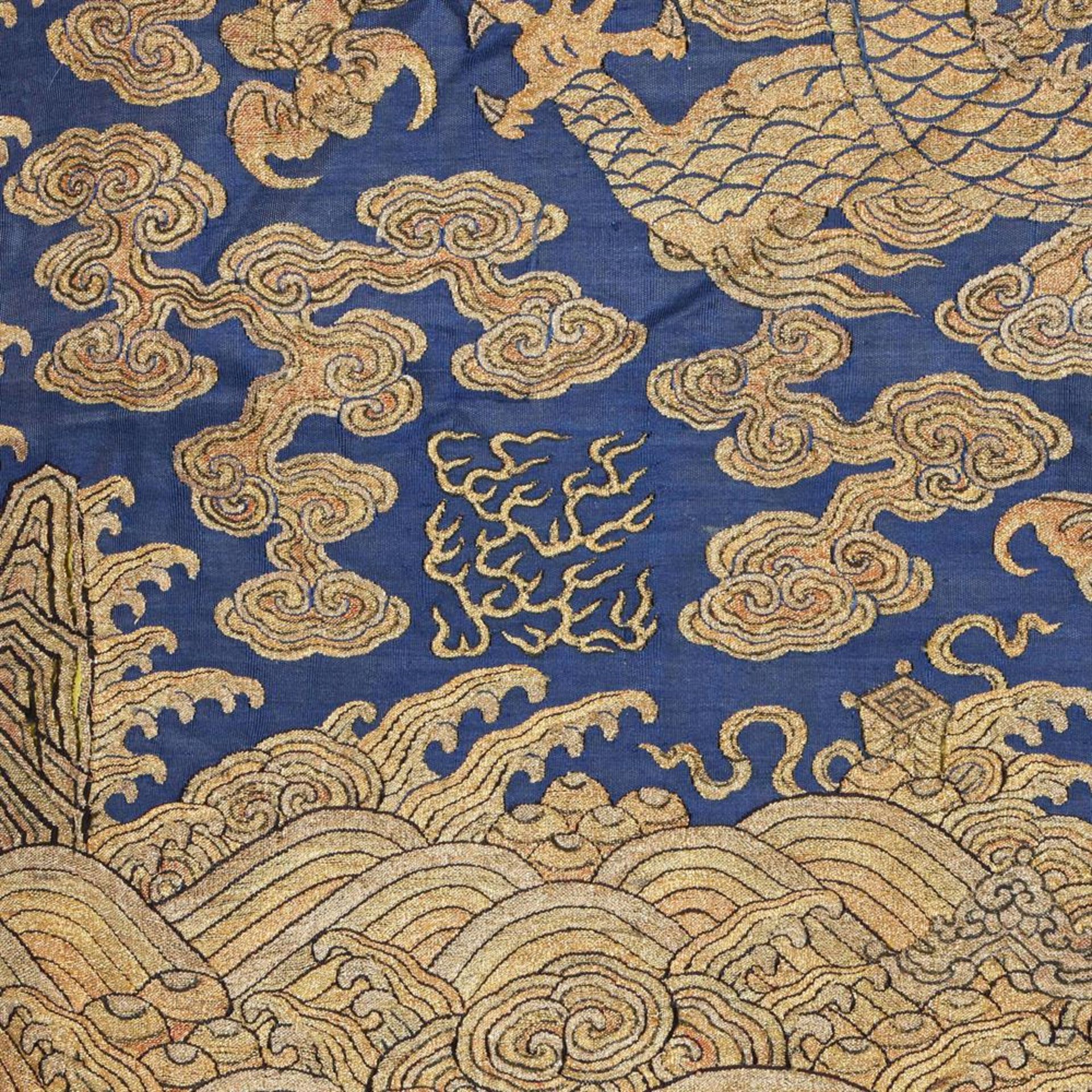 A rare Imperial 'twelve symbol' blue silk dragon robe - Bild 26 aus 37