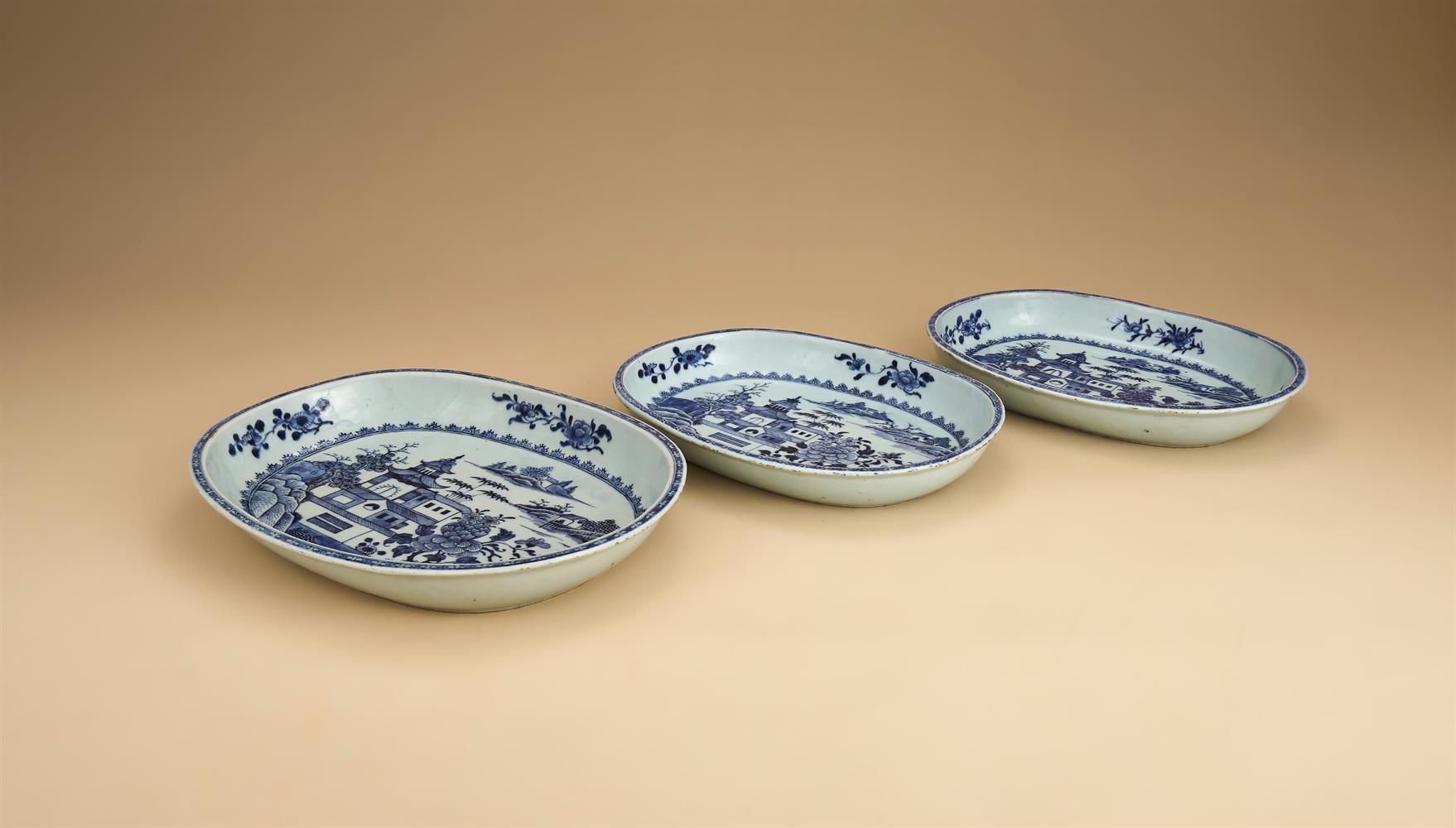 A pair of Chinese blue and white oval dishes - Image 2 of 3