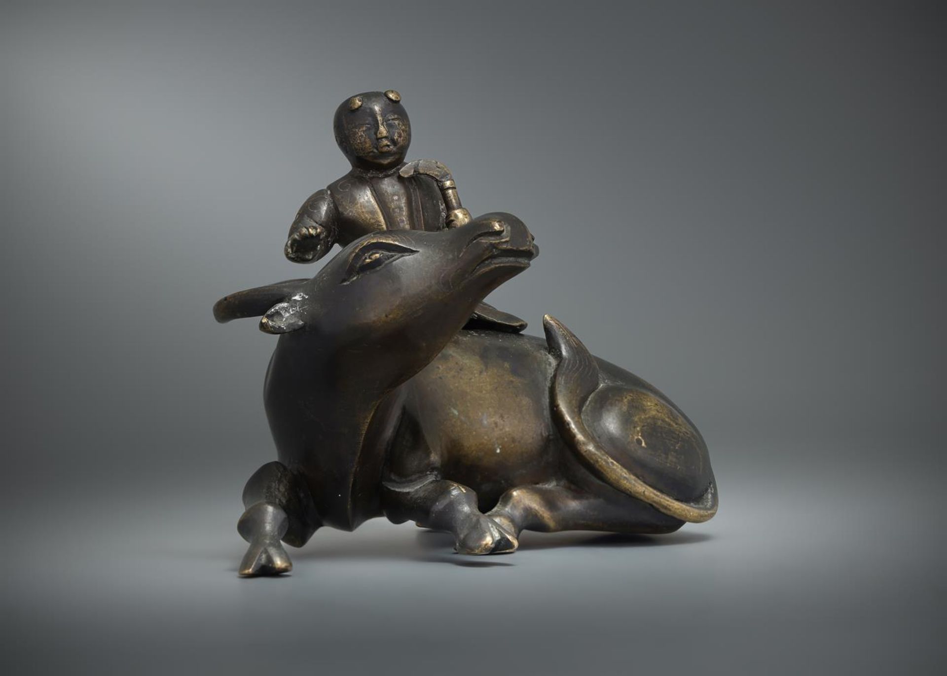 A Chinese bronze 'buffalo and rider' paper weight - Bild 4 aus 9