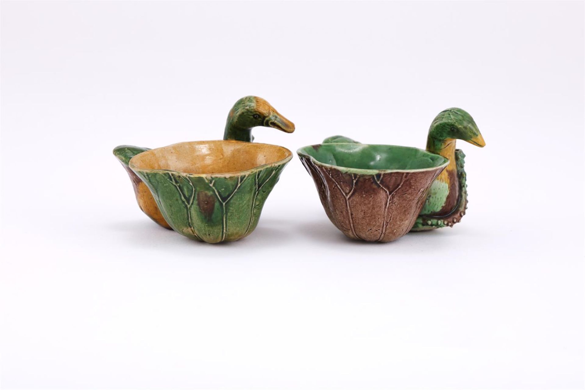Two Sancai-glazed biscuit 'duck and lotus' form water droppers - Bild 4 aus 5