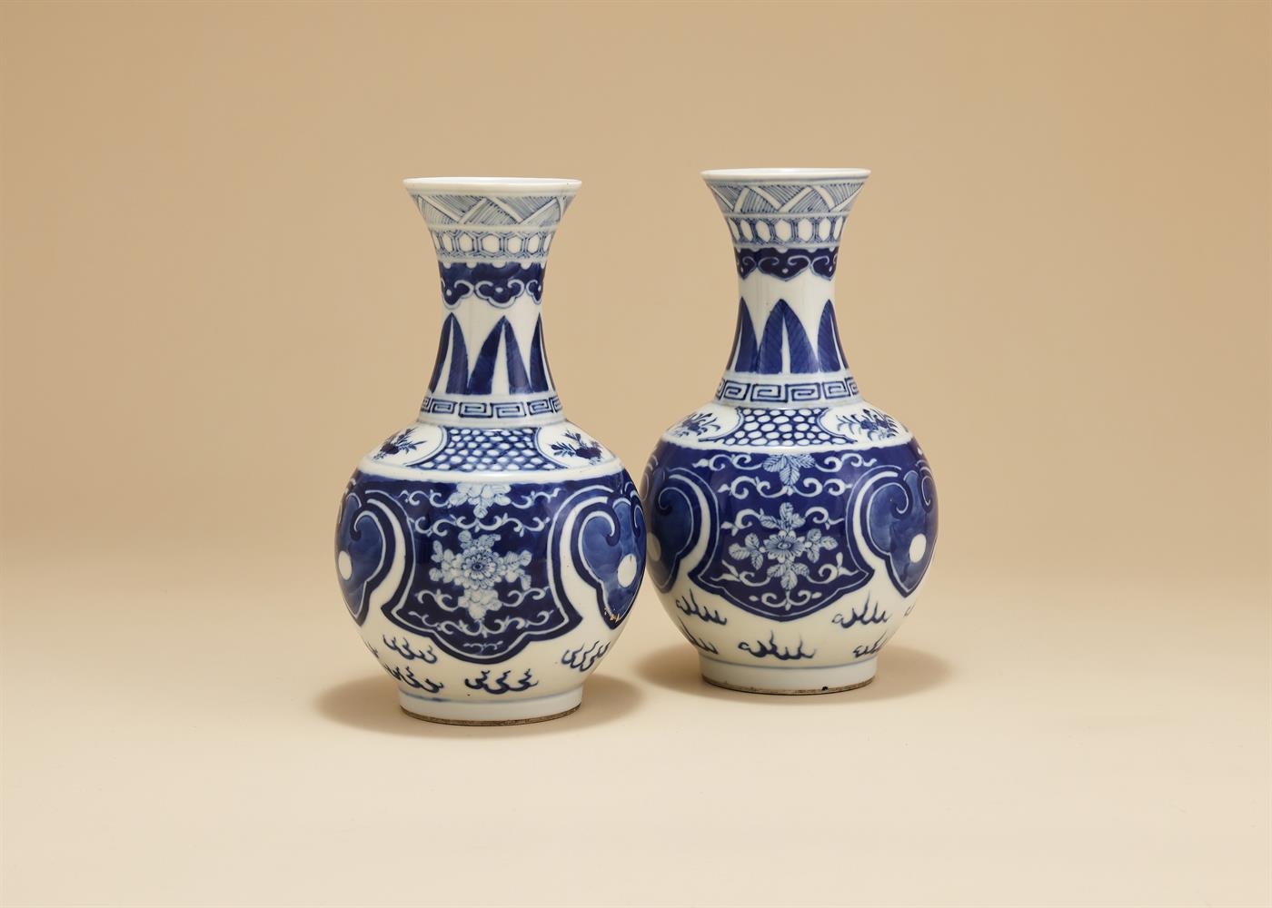 A pair of Chinese blue and white vases - Image 3 of 4