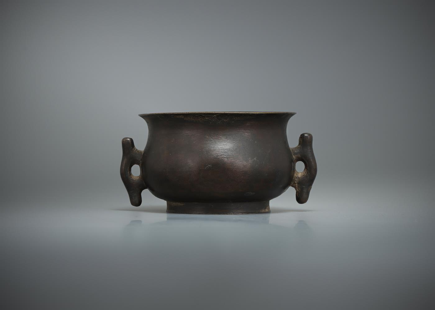 A Chinese bronze twin-handled censer - Image 2 of 4