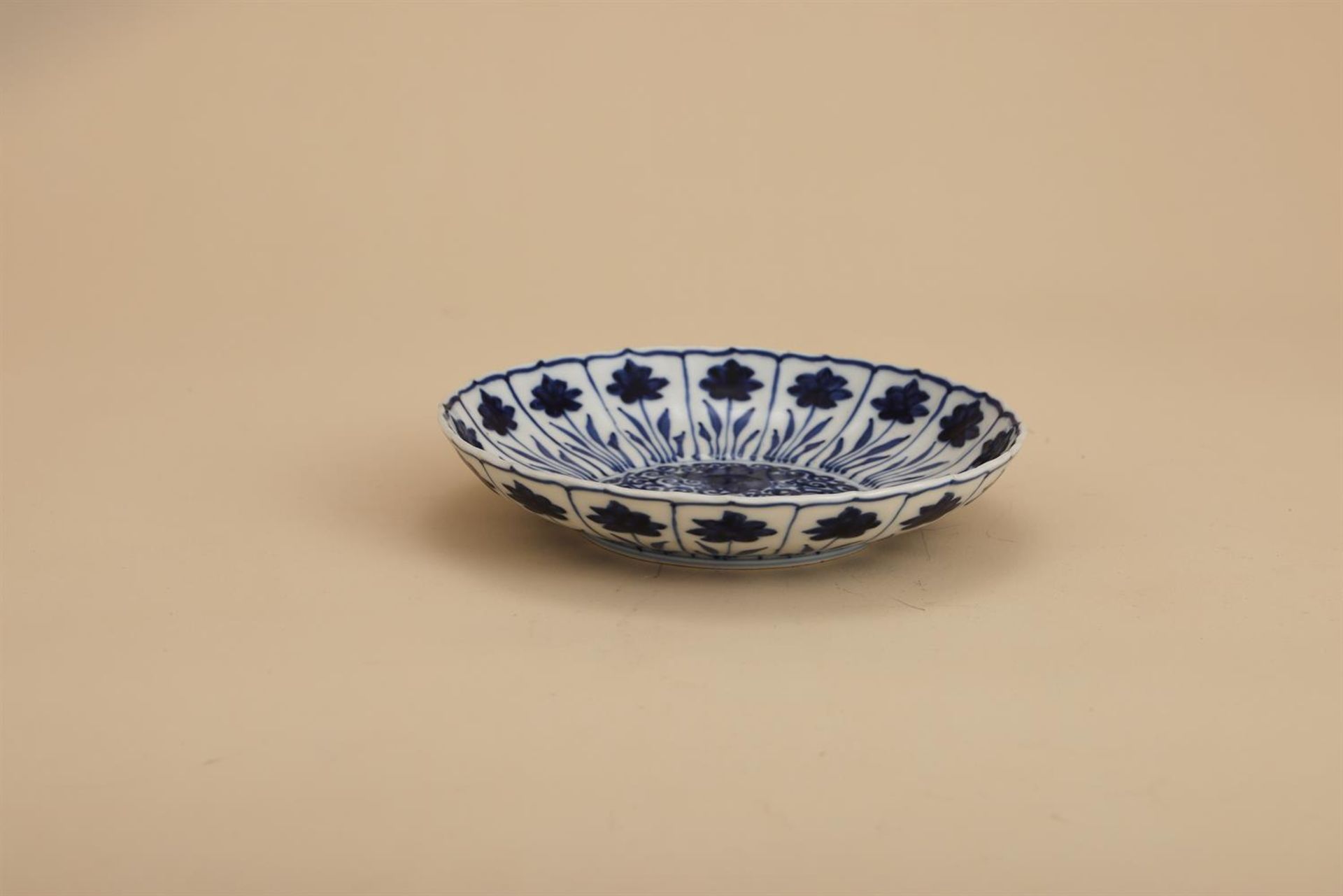 A Chinese blue and white lobed 'Aster pattern' dish - Bild 2 aus 3