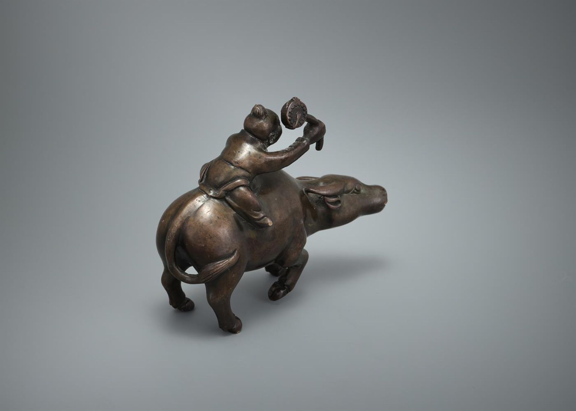 A Chinese bronze 'buffalo and rider' paper weight - Bild 9 aus 9