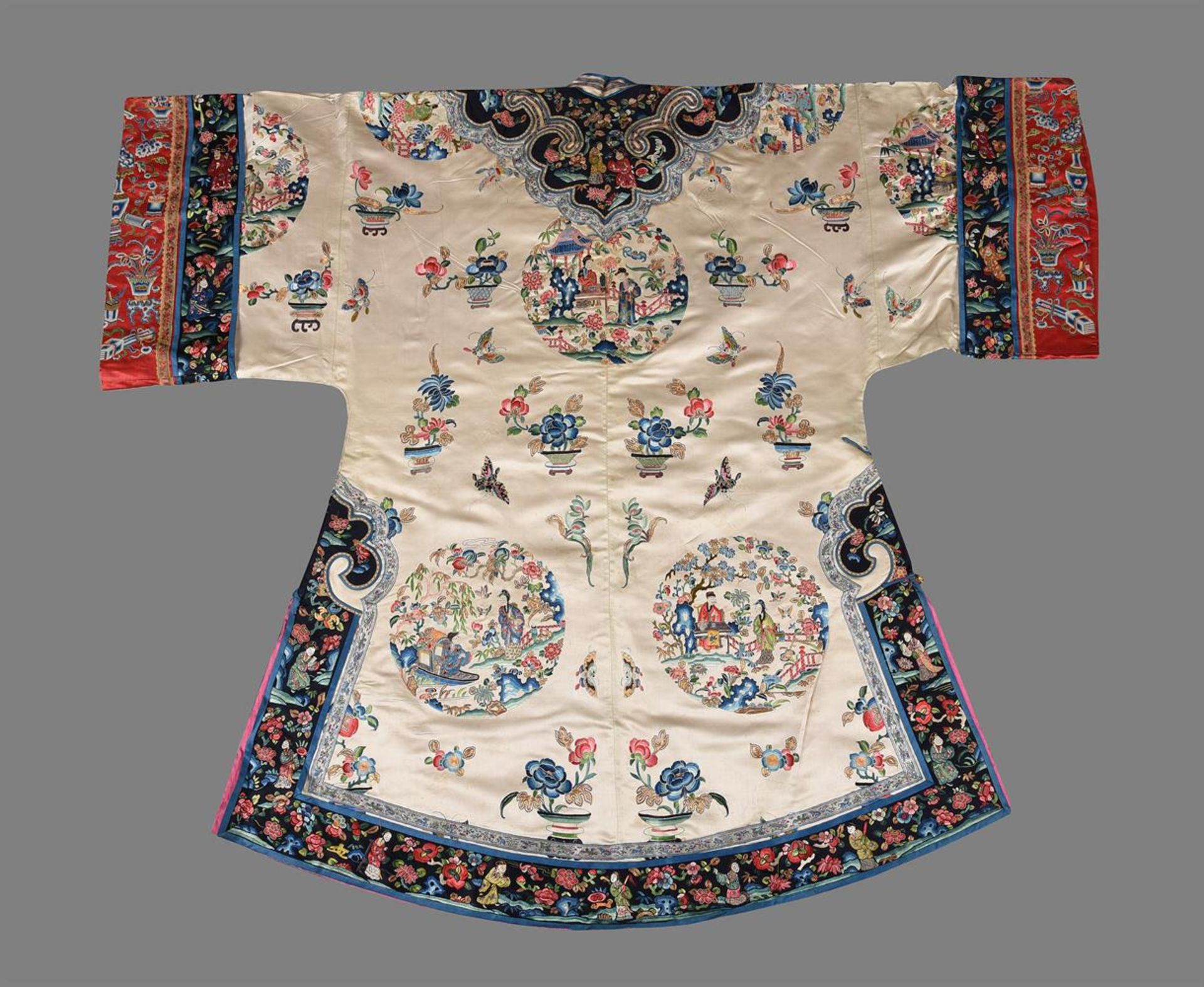 A Chinese satin silk ladies robe - Bild 2 aus 7