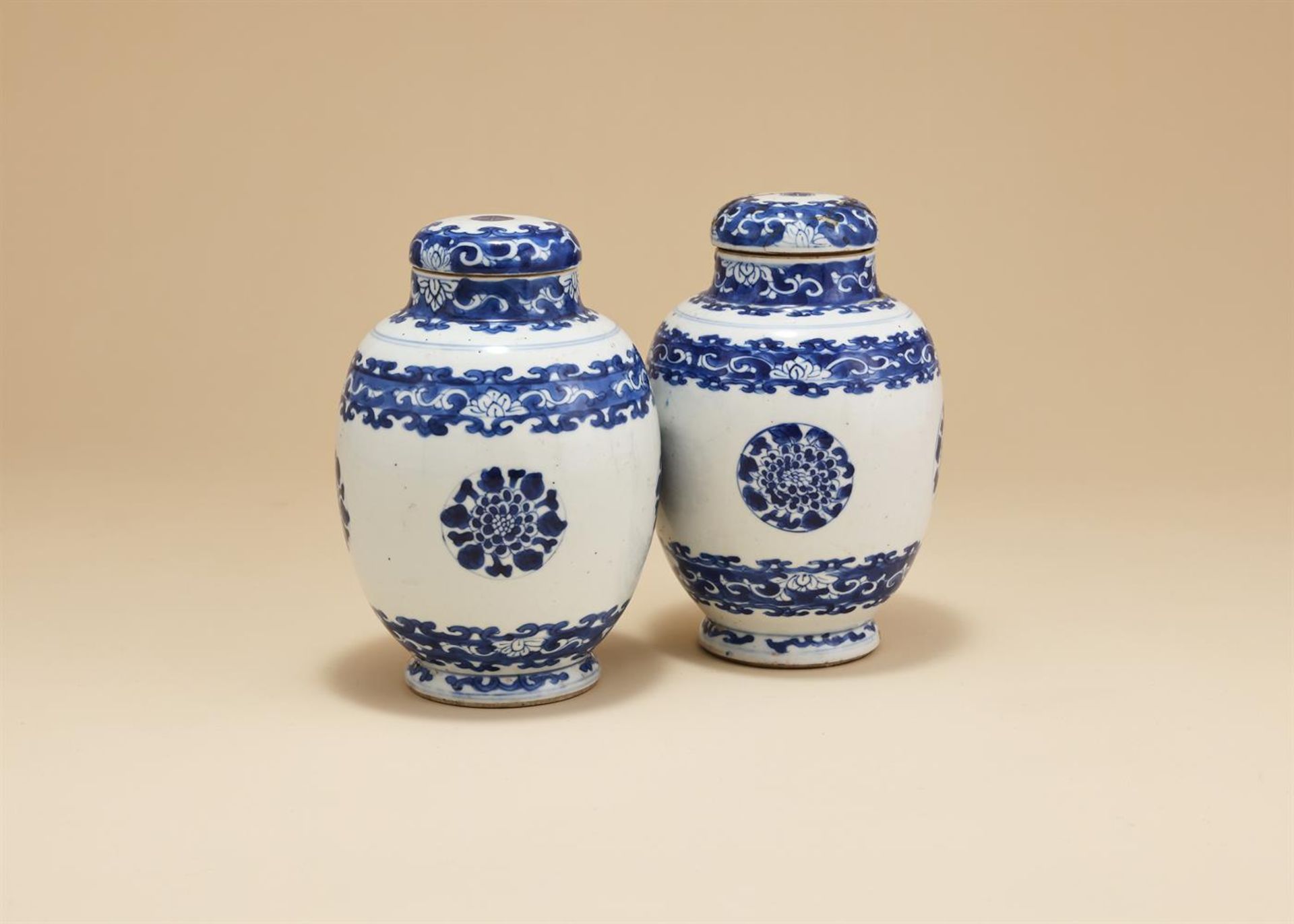 A pair of Chinese blue and white vases and covers - Bild 2 aus 3
