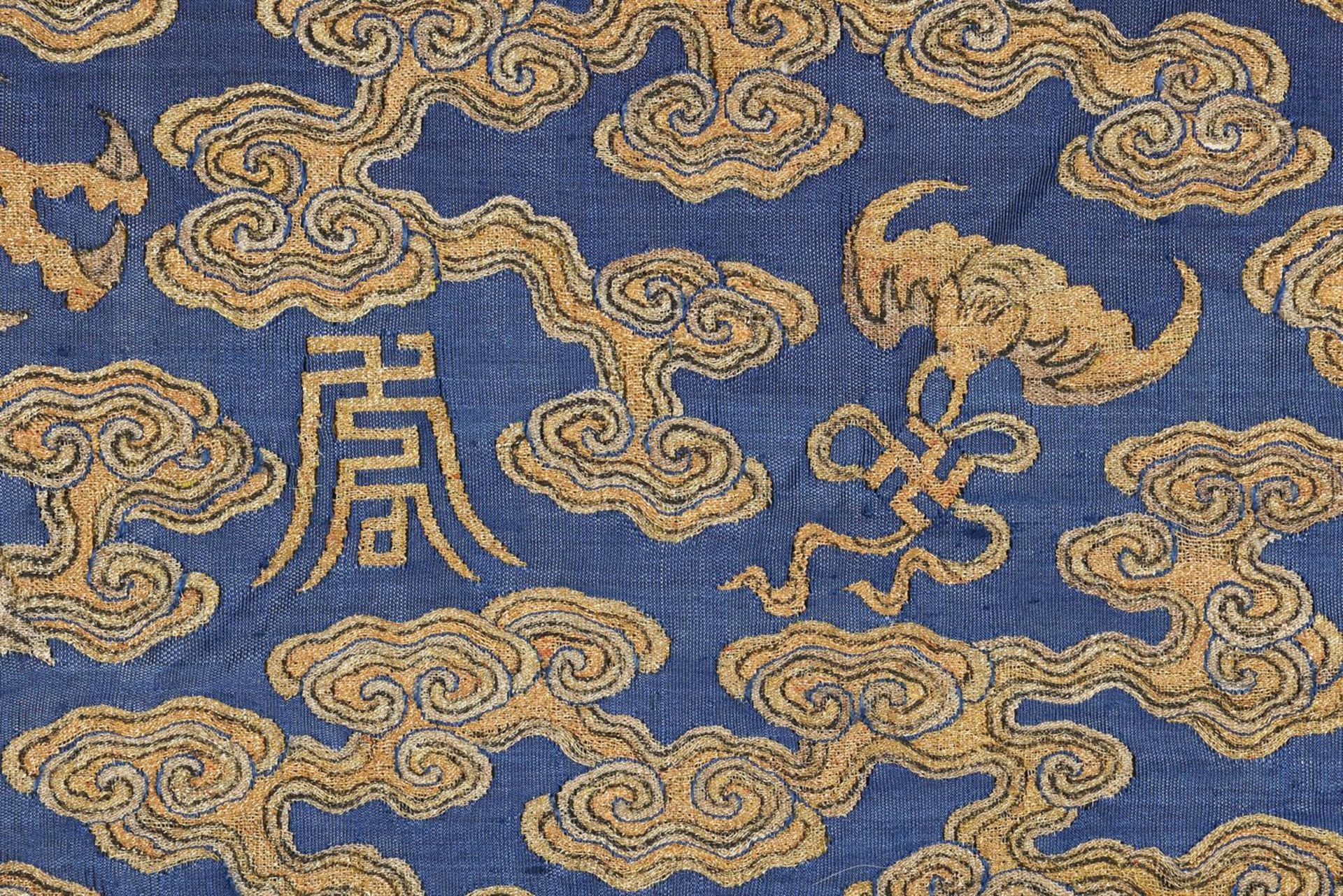 A rare Imperial 'twelve symbol' blue silk dragon robe - Bild 9 aus 37