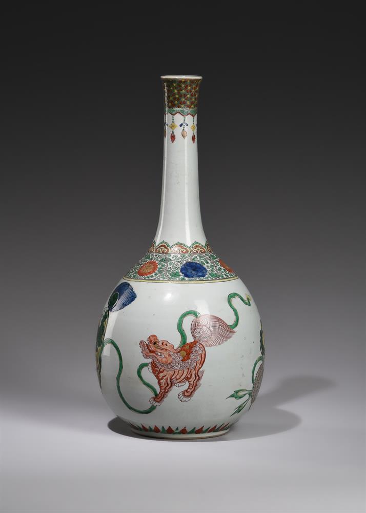 A large Chinese Famille Verte 'Buddhist lions' bottle vase - Image 2 of 6