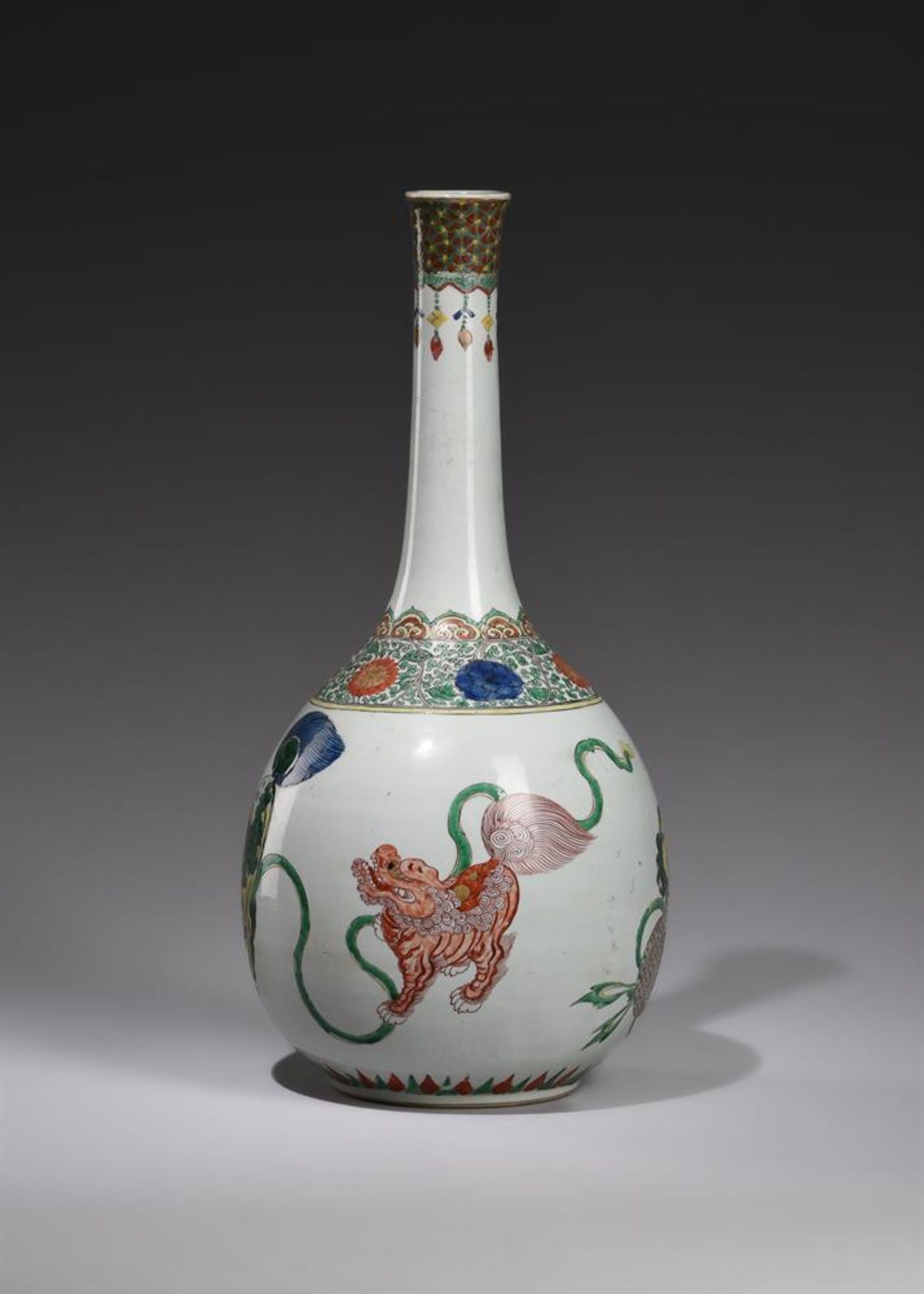 A large Chinese Famille Verte 'Buddhist lions' bottle vase - Bild 2 aus 6