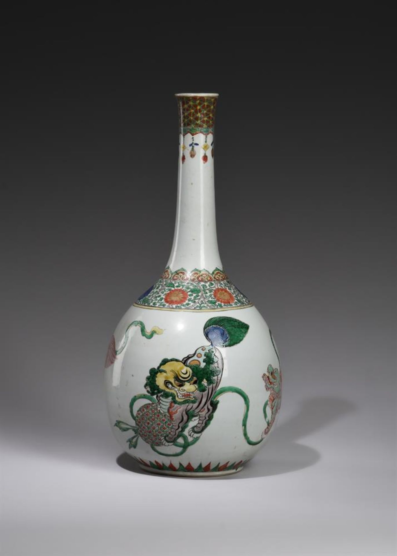 A large Chinese Famille Verte 'Buddhist lions' bottle vase - Bild 3 aus 6